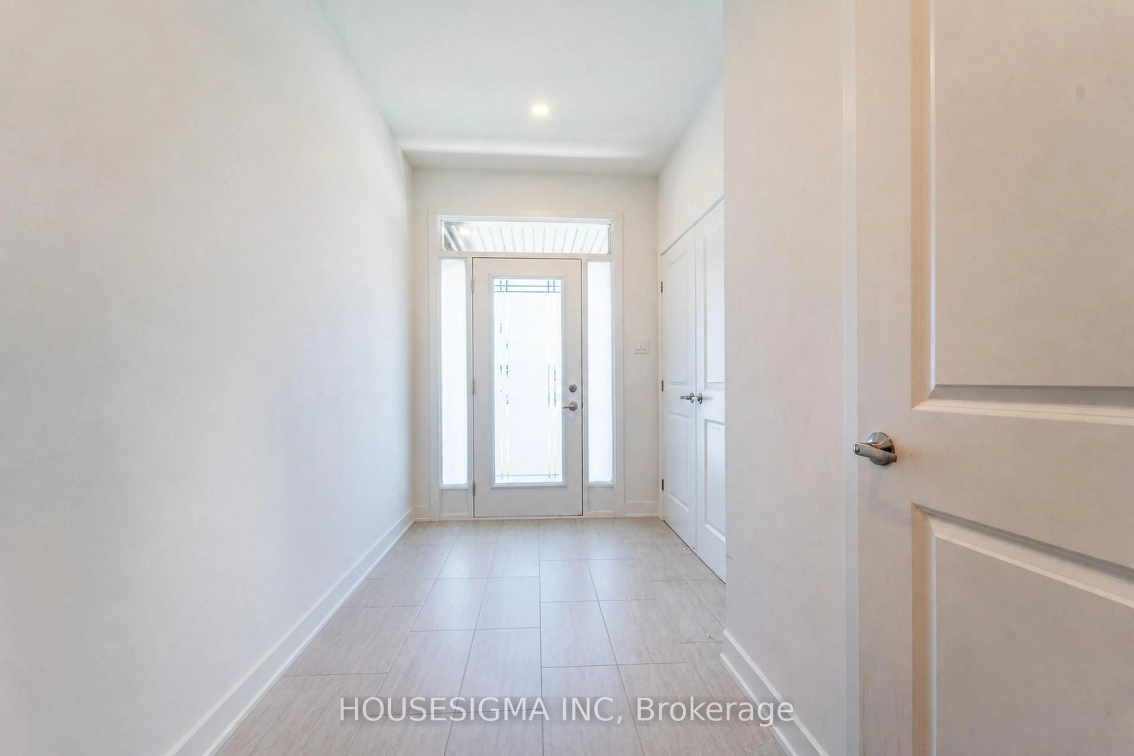 Indoor entryway for 74 Nettle Cres, Ottawa Ontario K1T 0W9