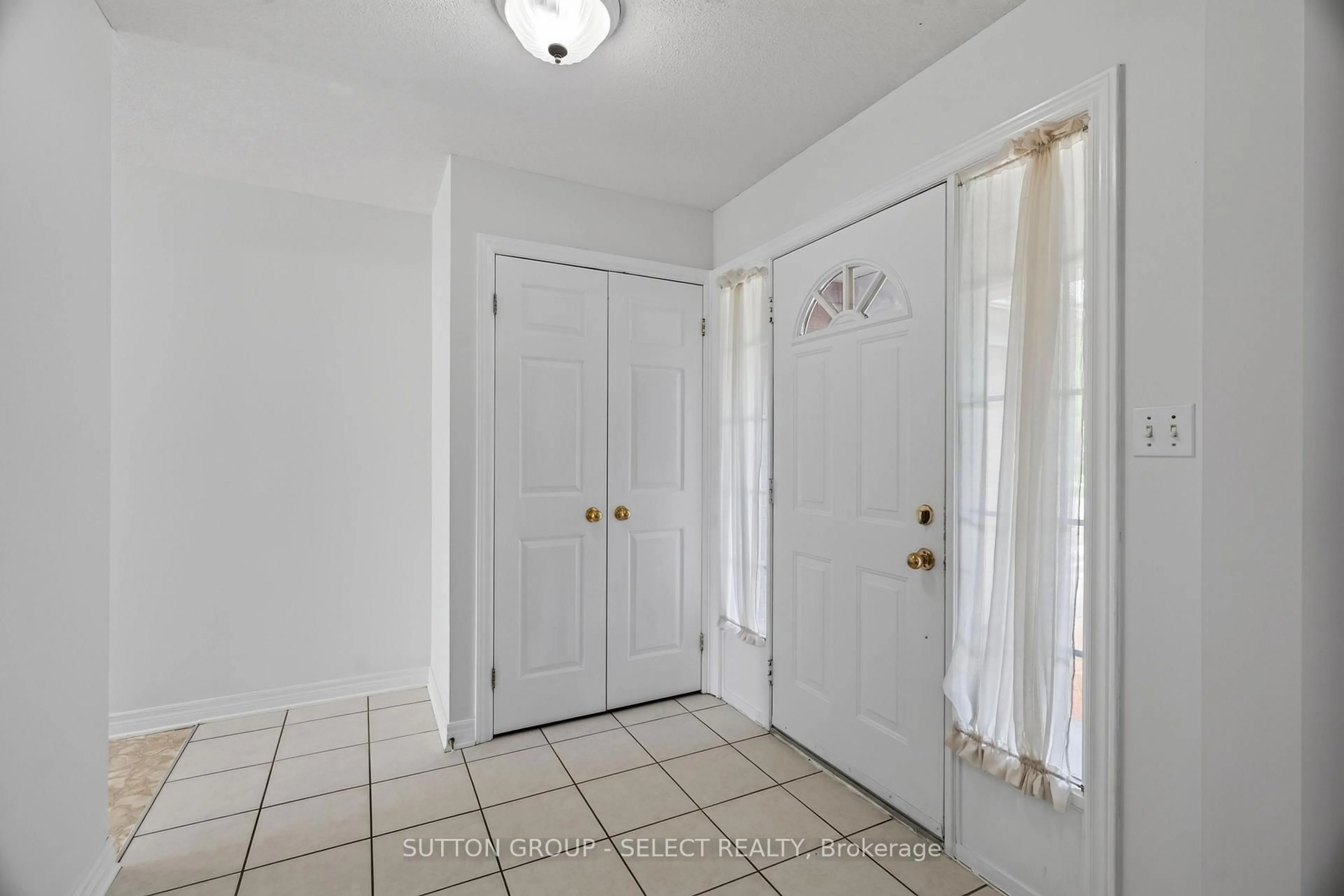 Indoor entryway for 1904 Downes Crt, London North Ontario N6G 5E8