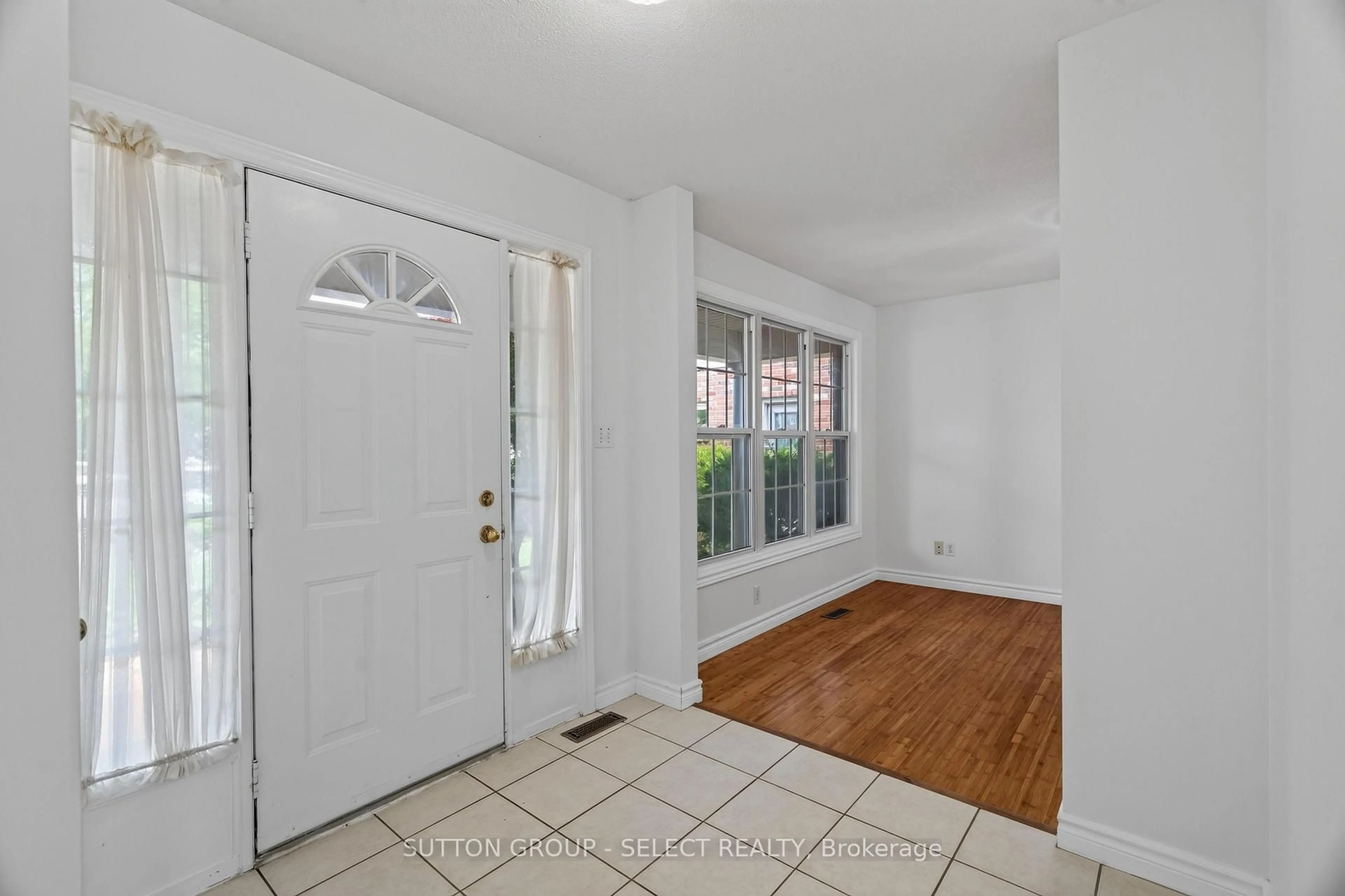 Indoor entryway for 1904 Downes Crt, London North Ontario N6G 5E8