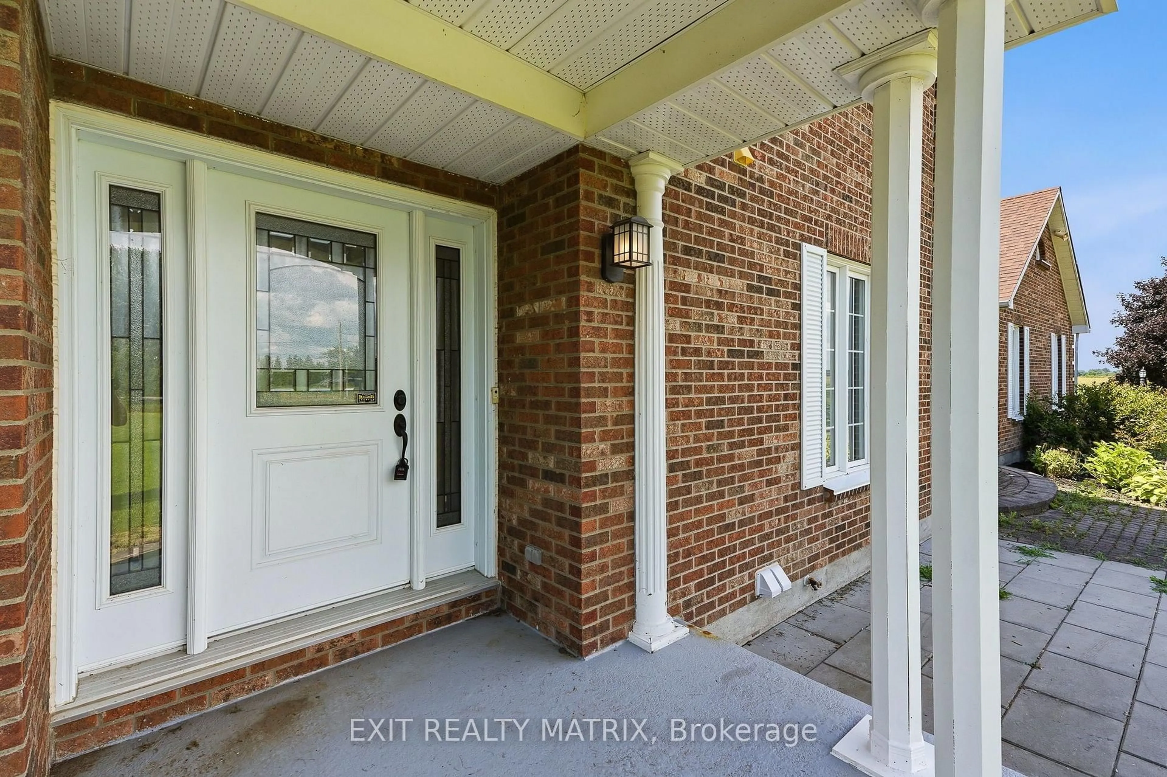 Indoor entryway for 1196 400 Rte, Russell Ontario K0A 1W0