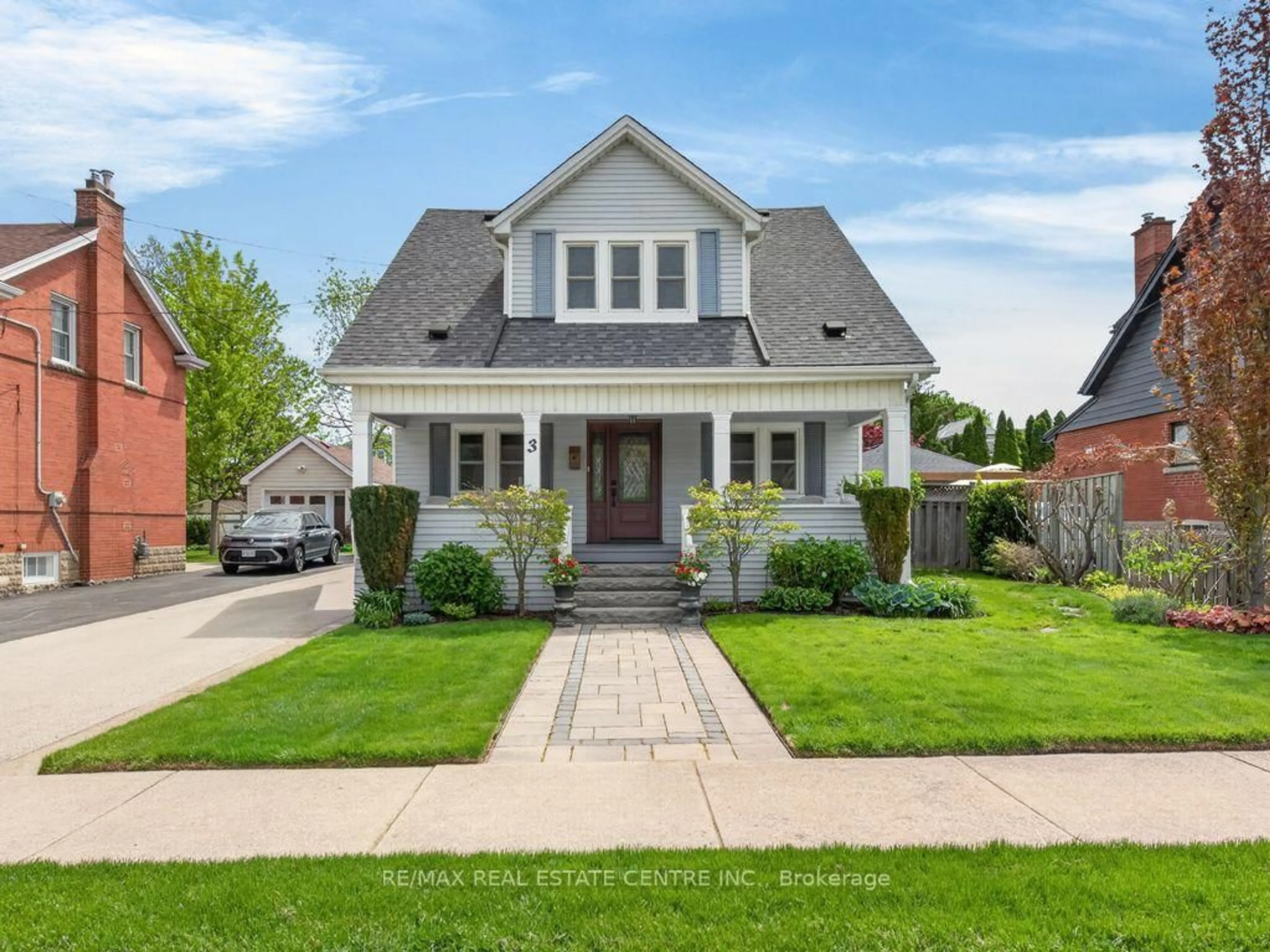 Home with vinyl exterior material, street for 3 Second St, Hamilton Ontario L8G 1R4