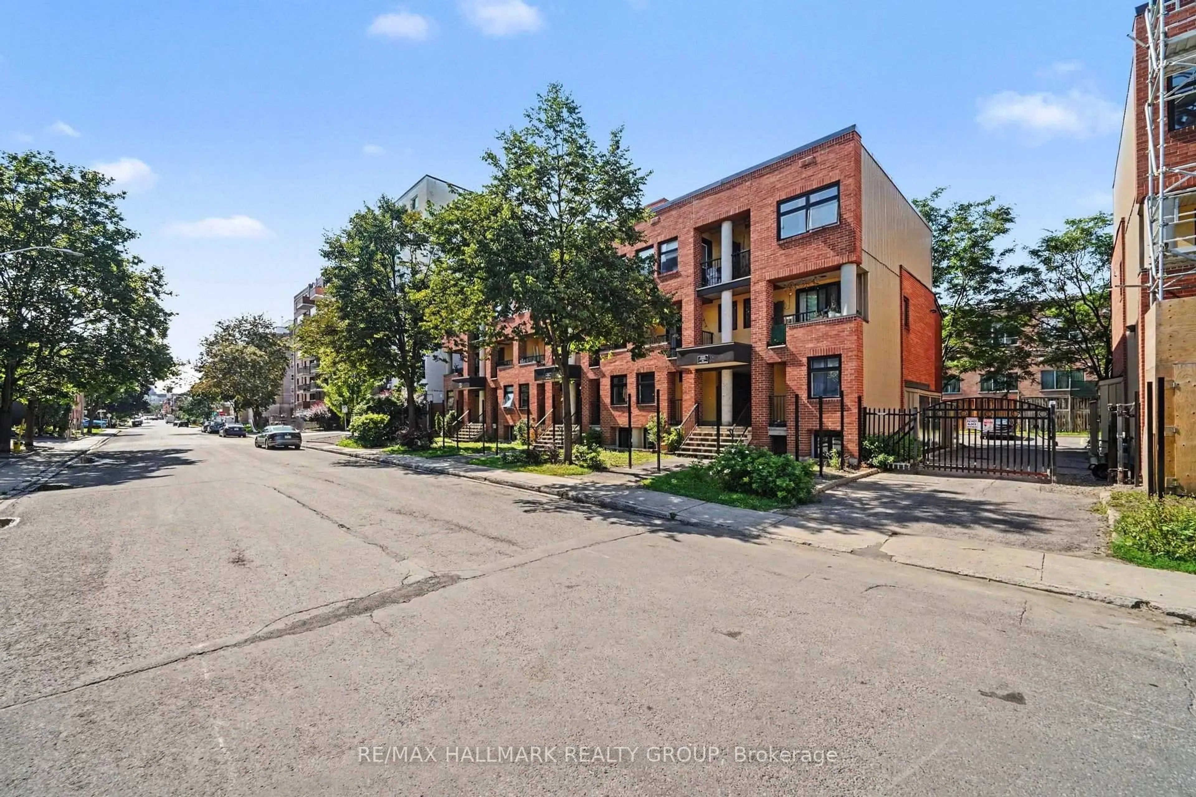 A pic from outside/outdoor area/front of a property/back of a property/a pic from drone, street for 260 King Edward Ave, Ottawa Ontario K1N 7M1