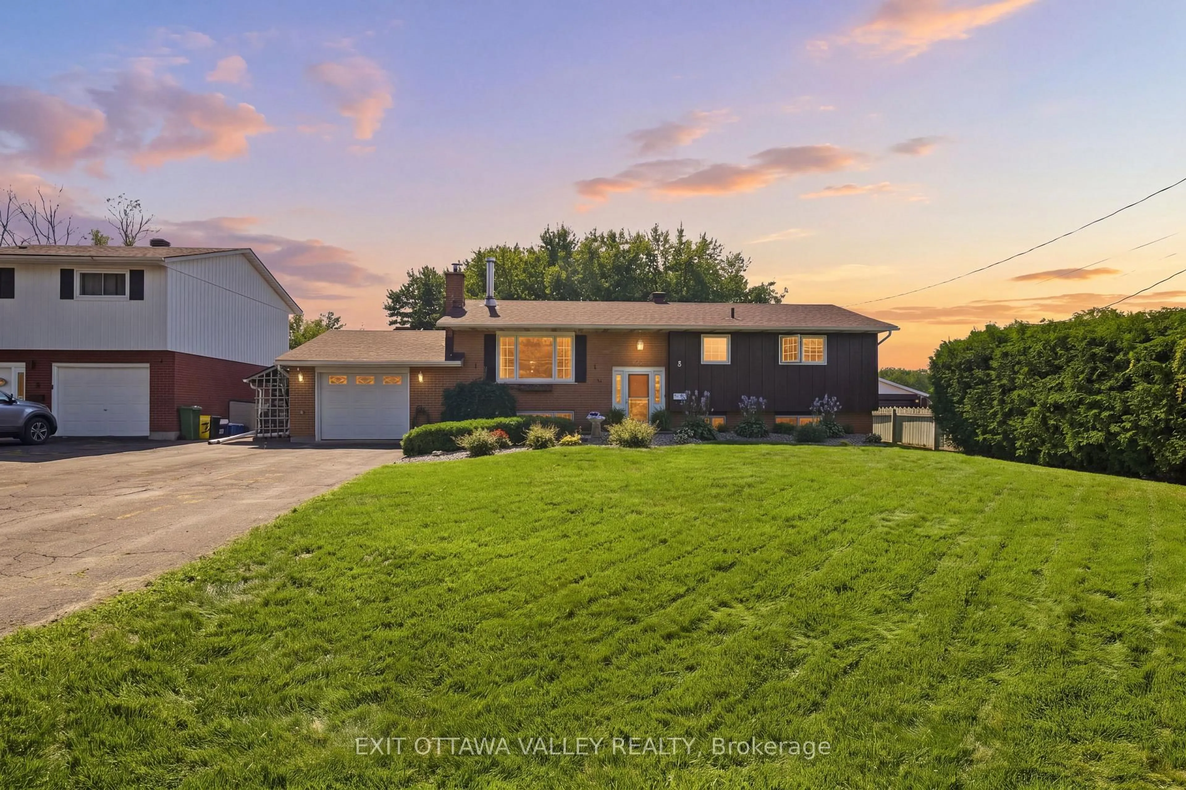 A pic from outside/outdoor area/front of a property/back of a property/a pic from drone, street for 5 Valley St, Pembroke Ontario K8A 8R3