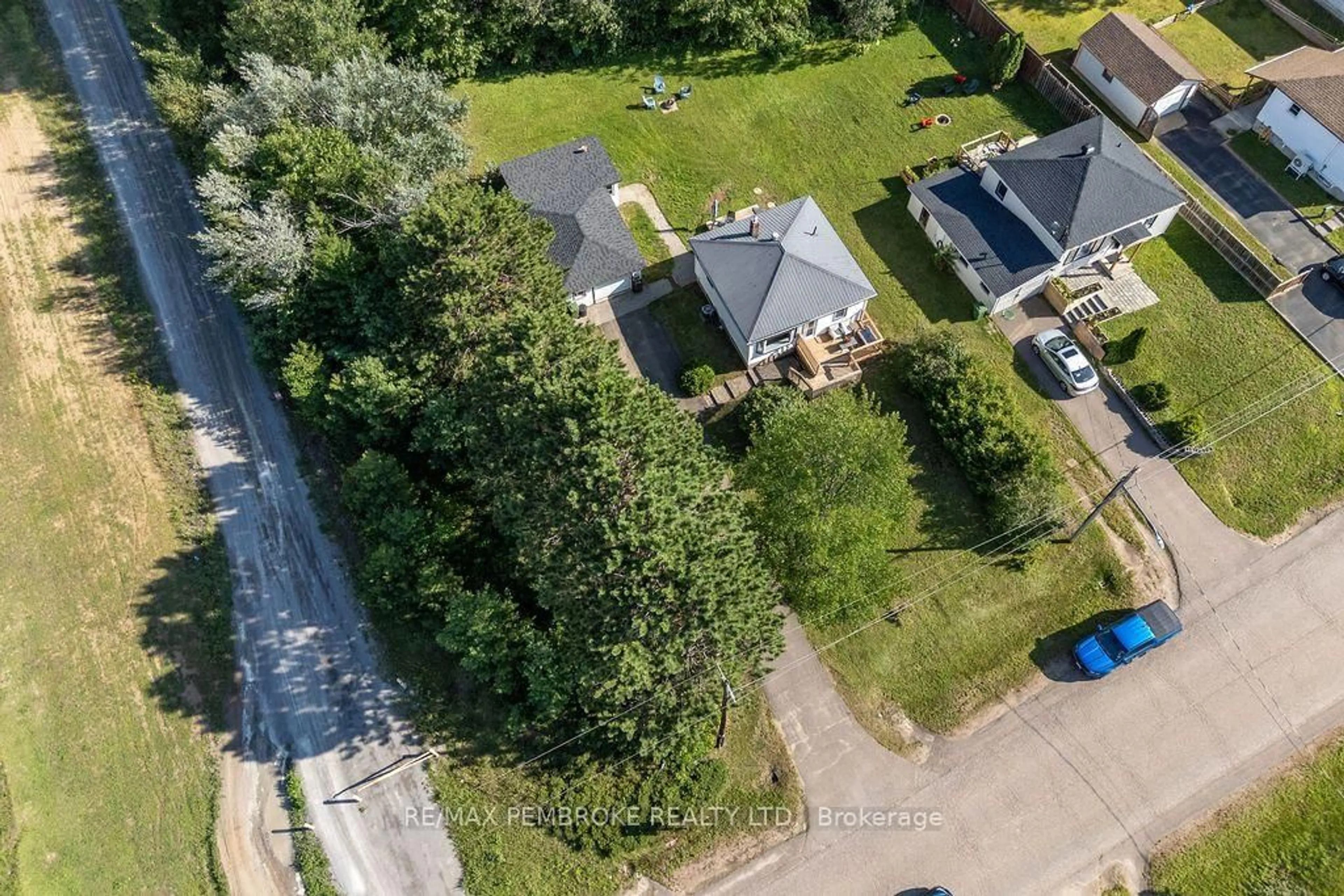 A pic from outside/outdoor area/front of a property/back of a property/a pic from drone, street for 1 New St, Petawawa Ontario K8H 2H4