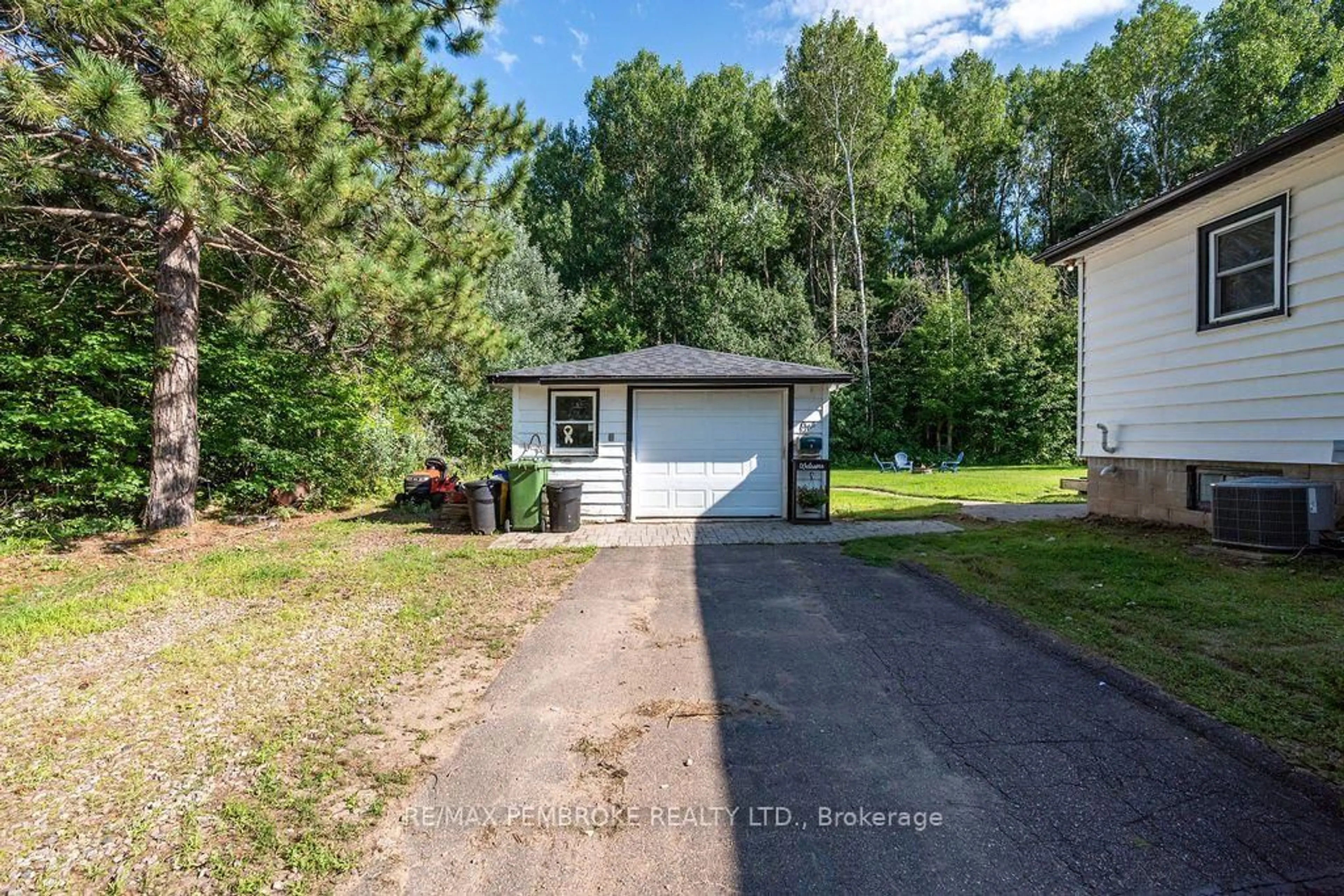 Unknown for 1 New St, Petawawa Ontario K8H 2H4