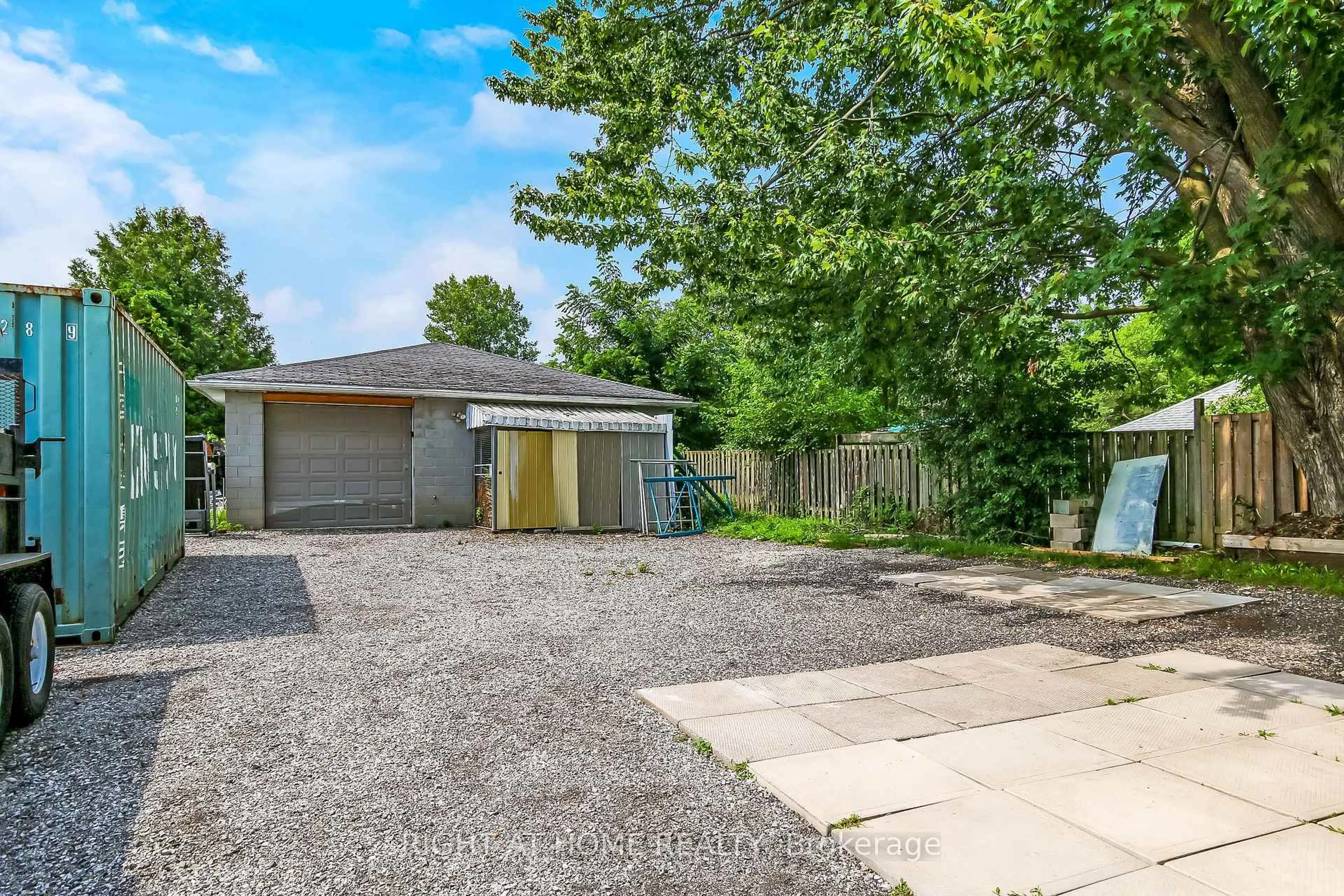 A pic from outside/outdoor area/front of a property/back of a property/a pic from drone, street for 515 Third St, London East Ontario N5V 2C1