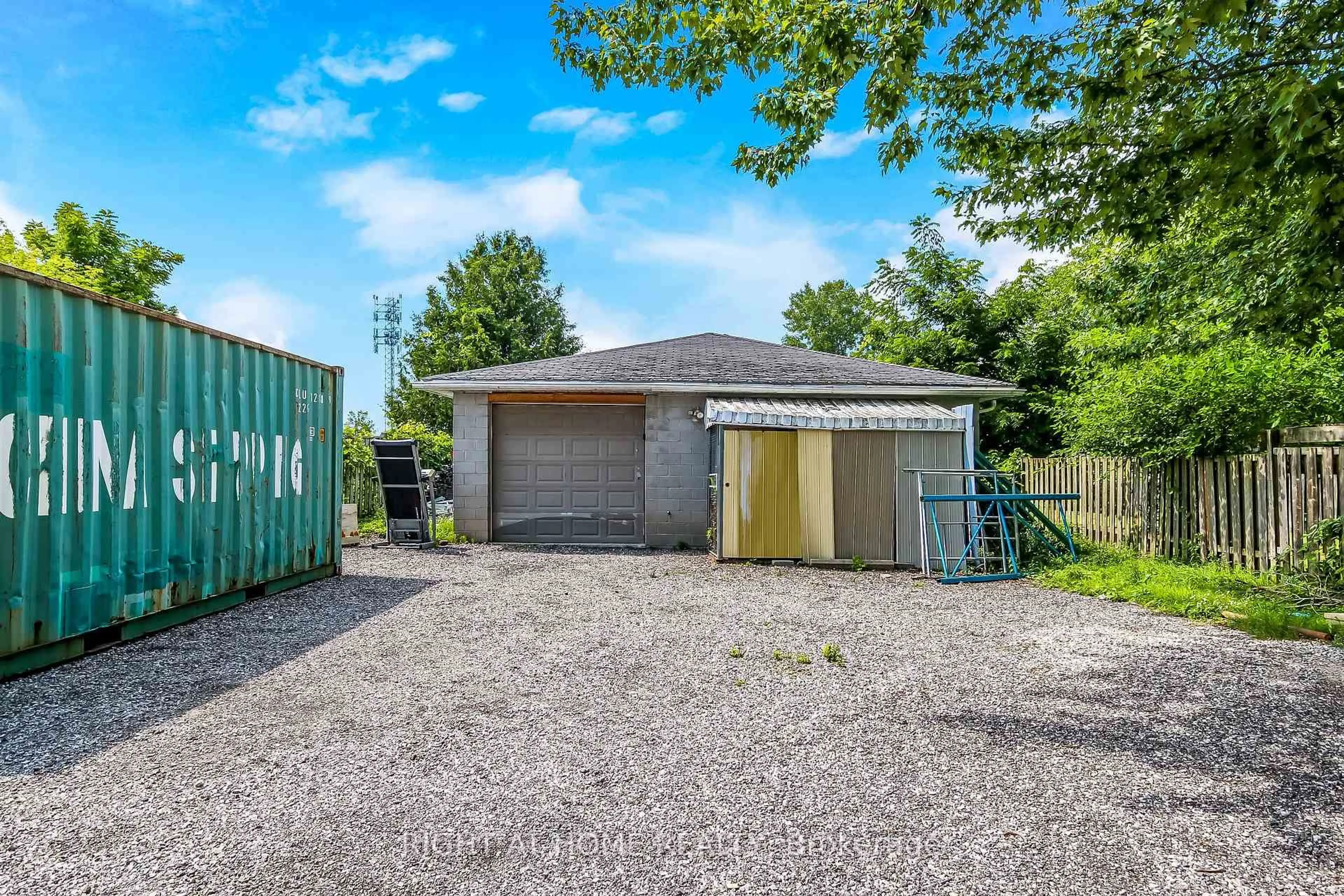 Shed for 515 Third St, London East Ontario N5V 2C1