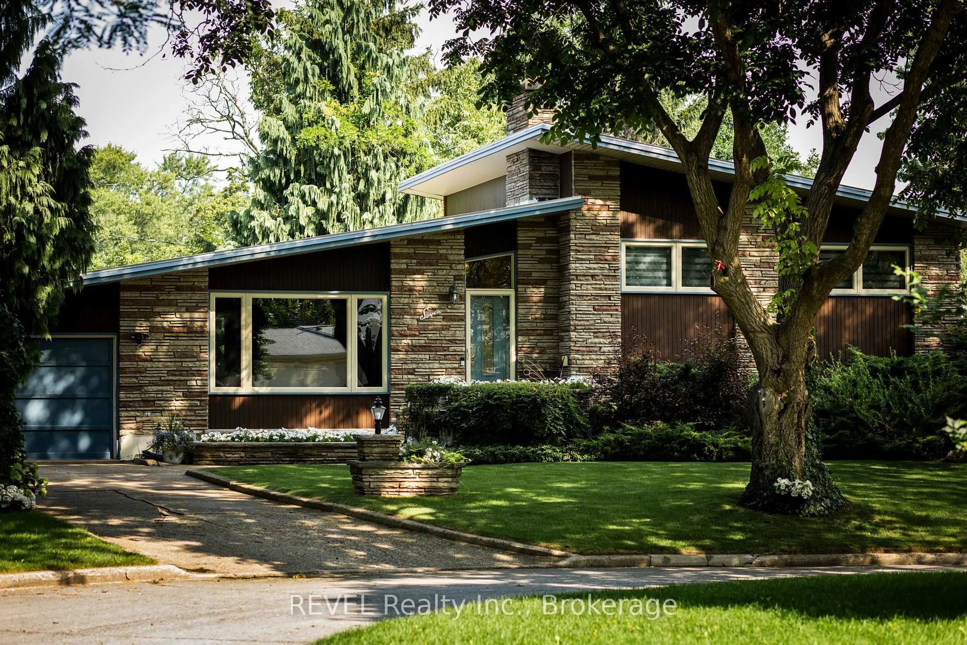 Home with brick exterior material, street for 7 Glenayr Pl, St. Catharines Ontario L2T 2A2