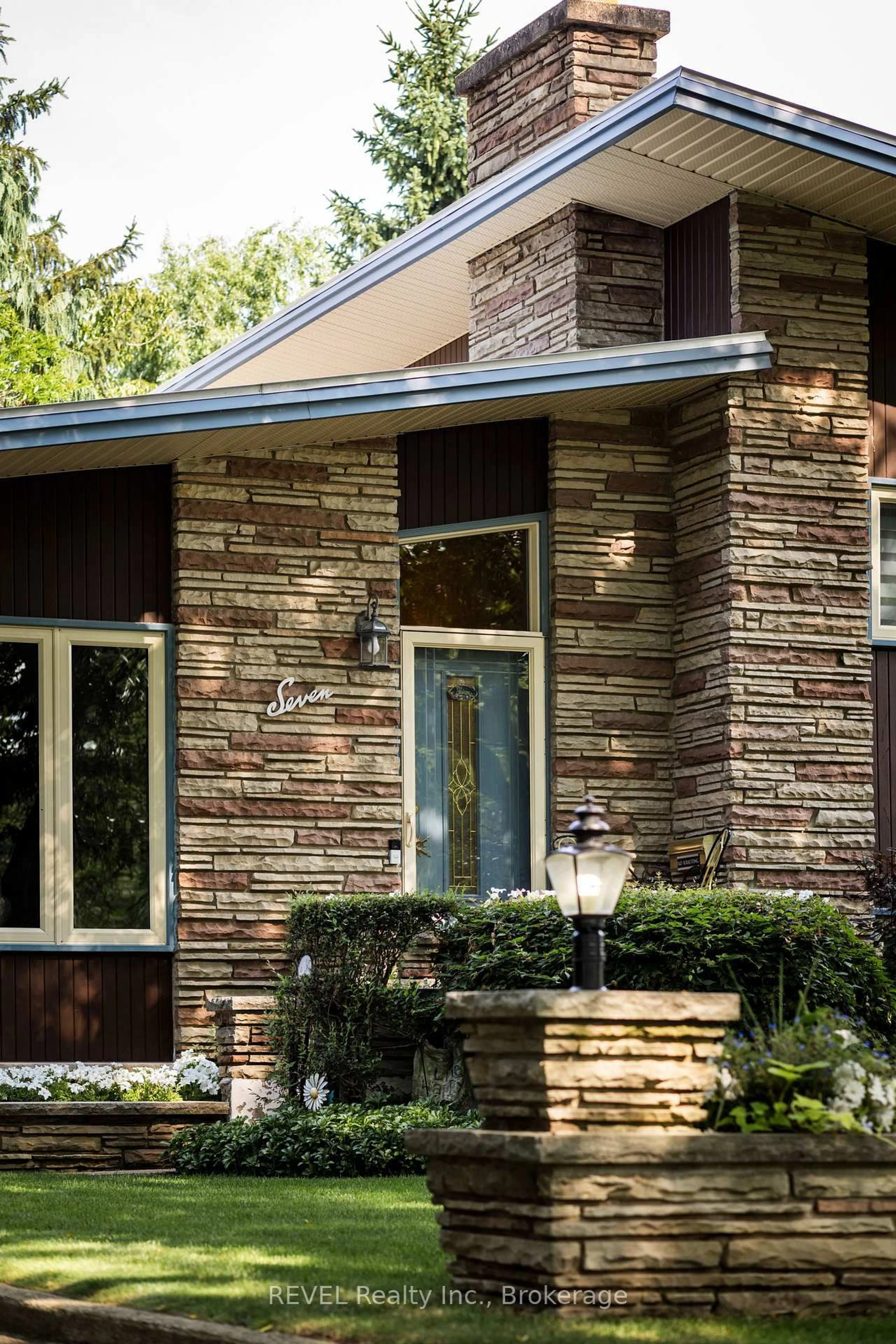 Home with brick exterior material, street for 7 Glenayr Pl, St. Catharines Ontario L2T 2A2