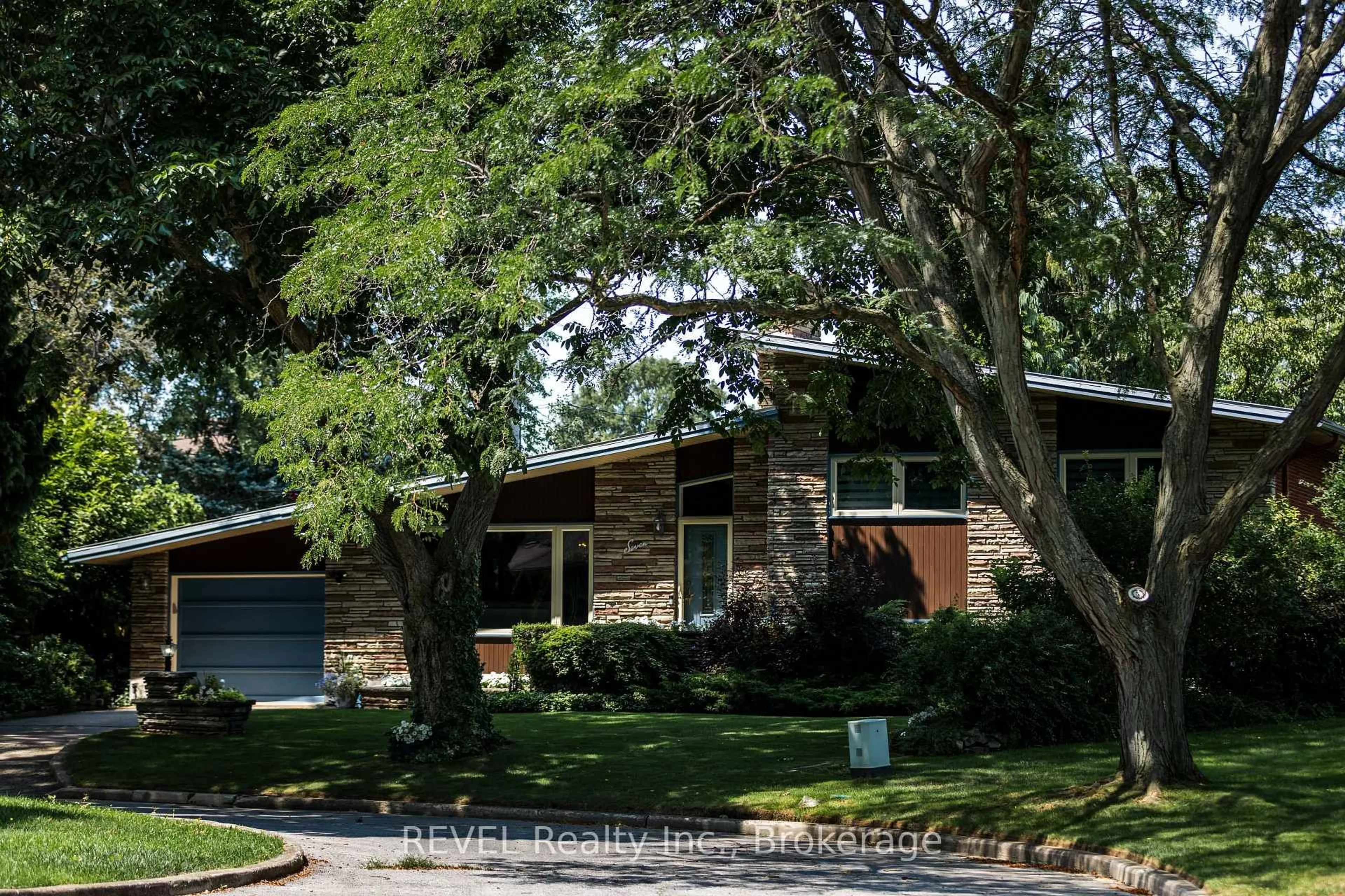 Home with brick exterior material, street for 7 Glenayr Pl, St. Catharines Ontario L2T 2A2