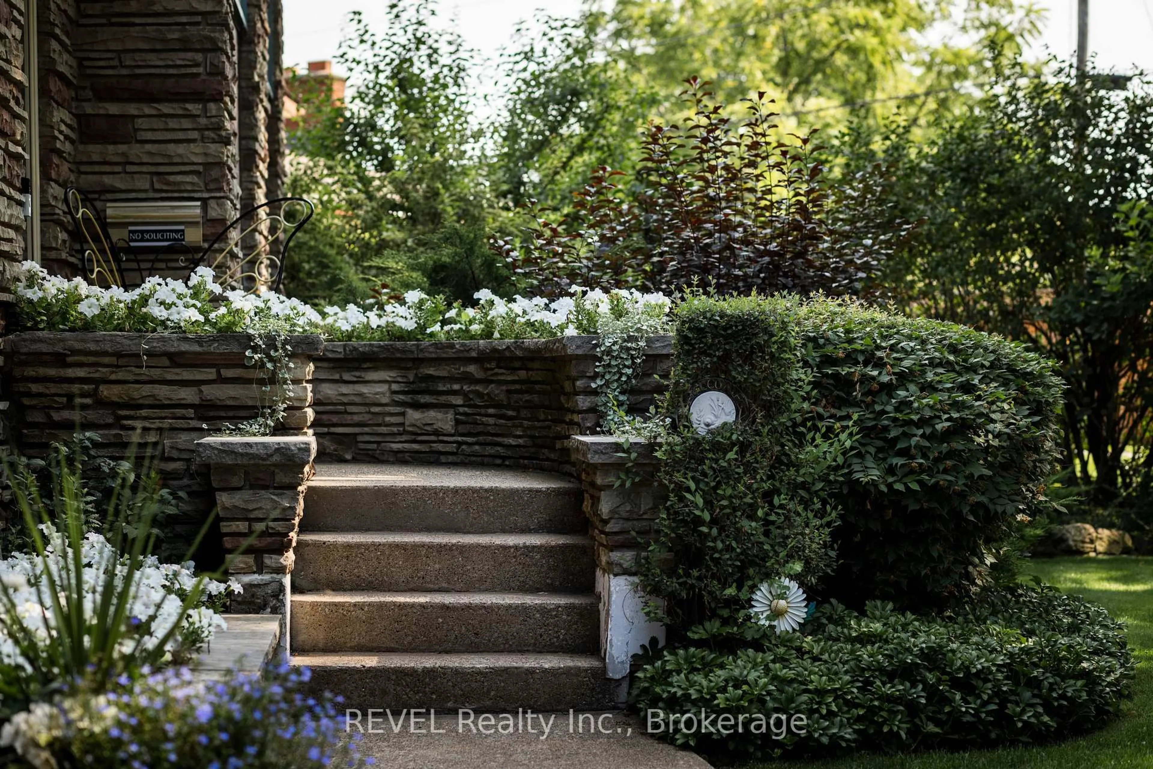 Patio, street for 7 Glenayr Pl, St. Catharines Ontario L2T 2A2