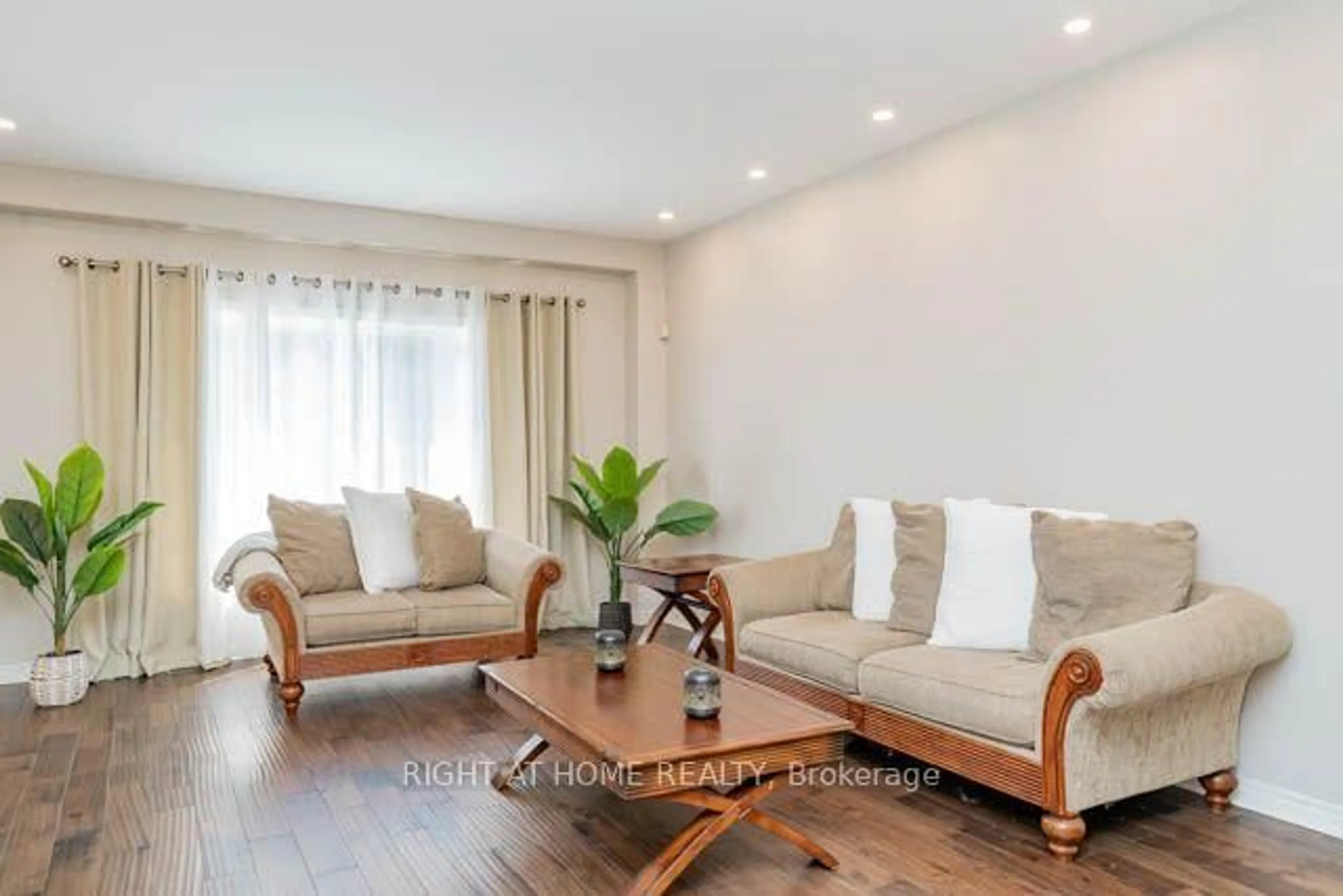 Living room with furniture, wood/laminate floor for 95 Hemlock Way, Grimsby Ontario L3M 0A9
