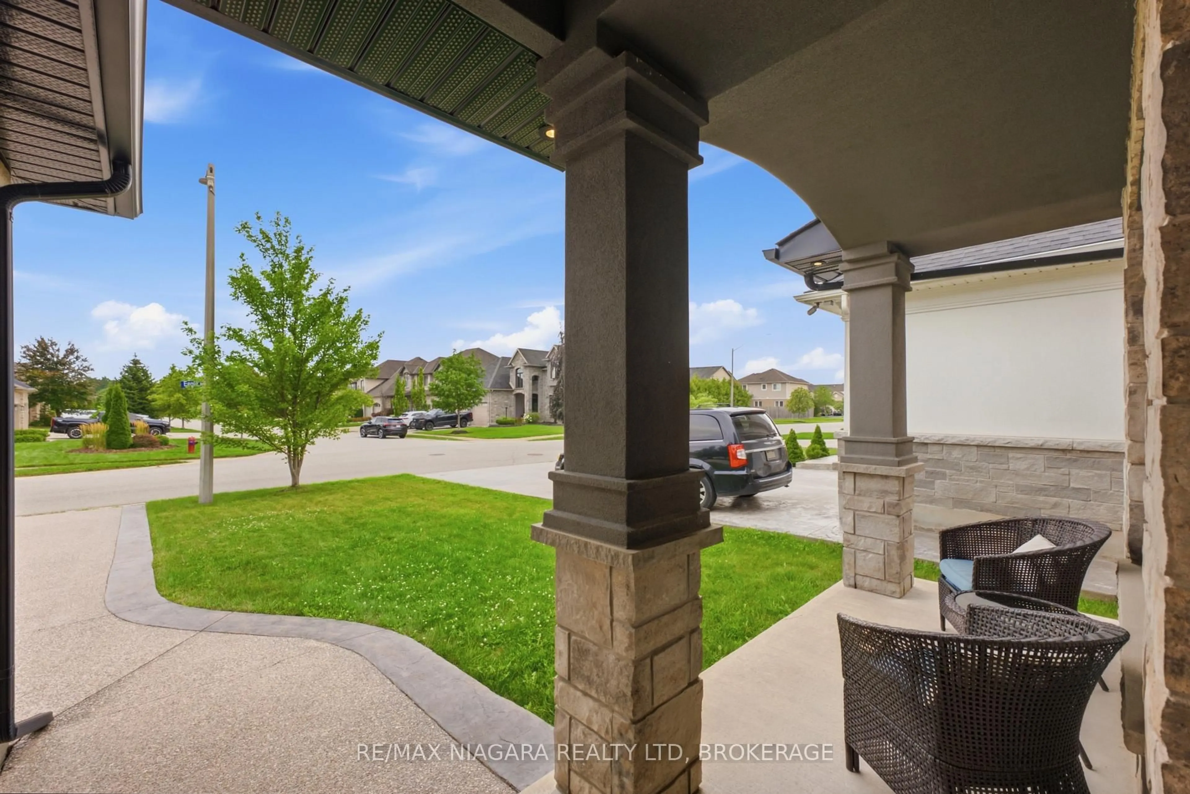 Patio, street for 9305 Eagle Ridge Dr, Niagara Falls Ontario L2H 0G4