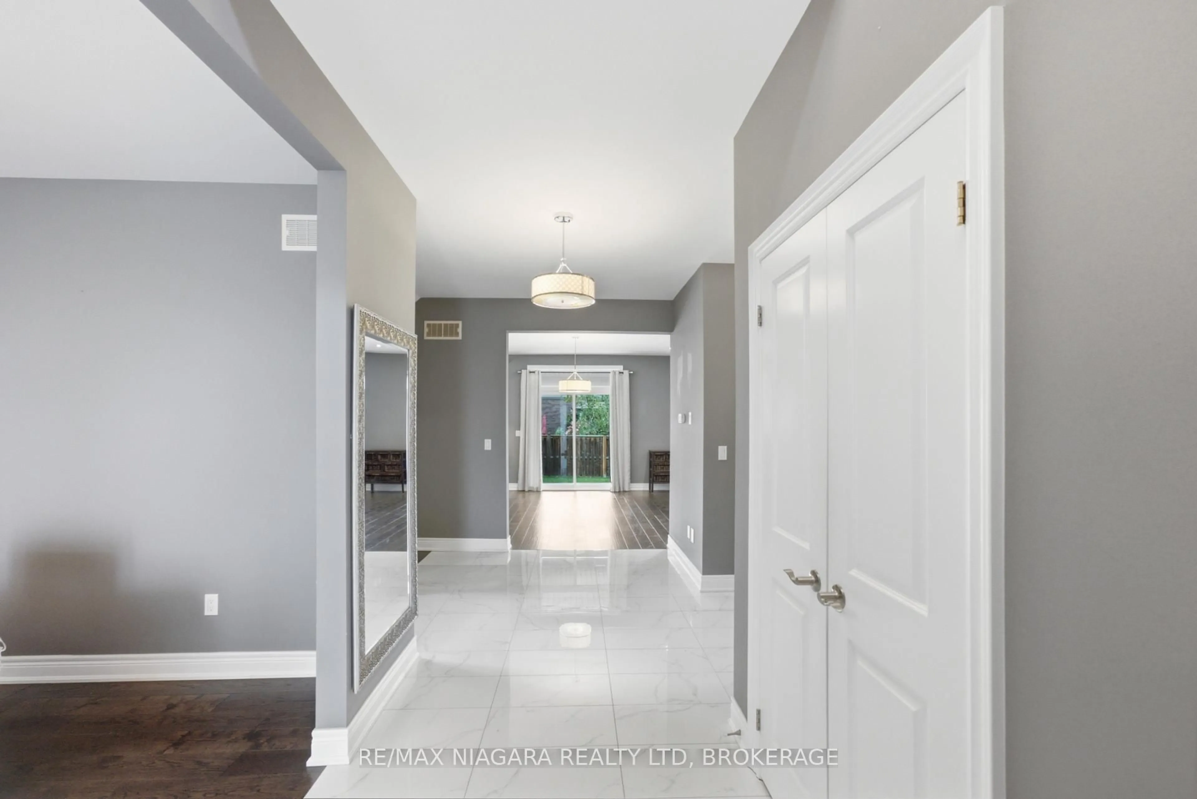 Indoor entryway for 9305 Eagle Ridge Dr, Niagara Falls Ontario L2H 0G4