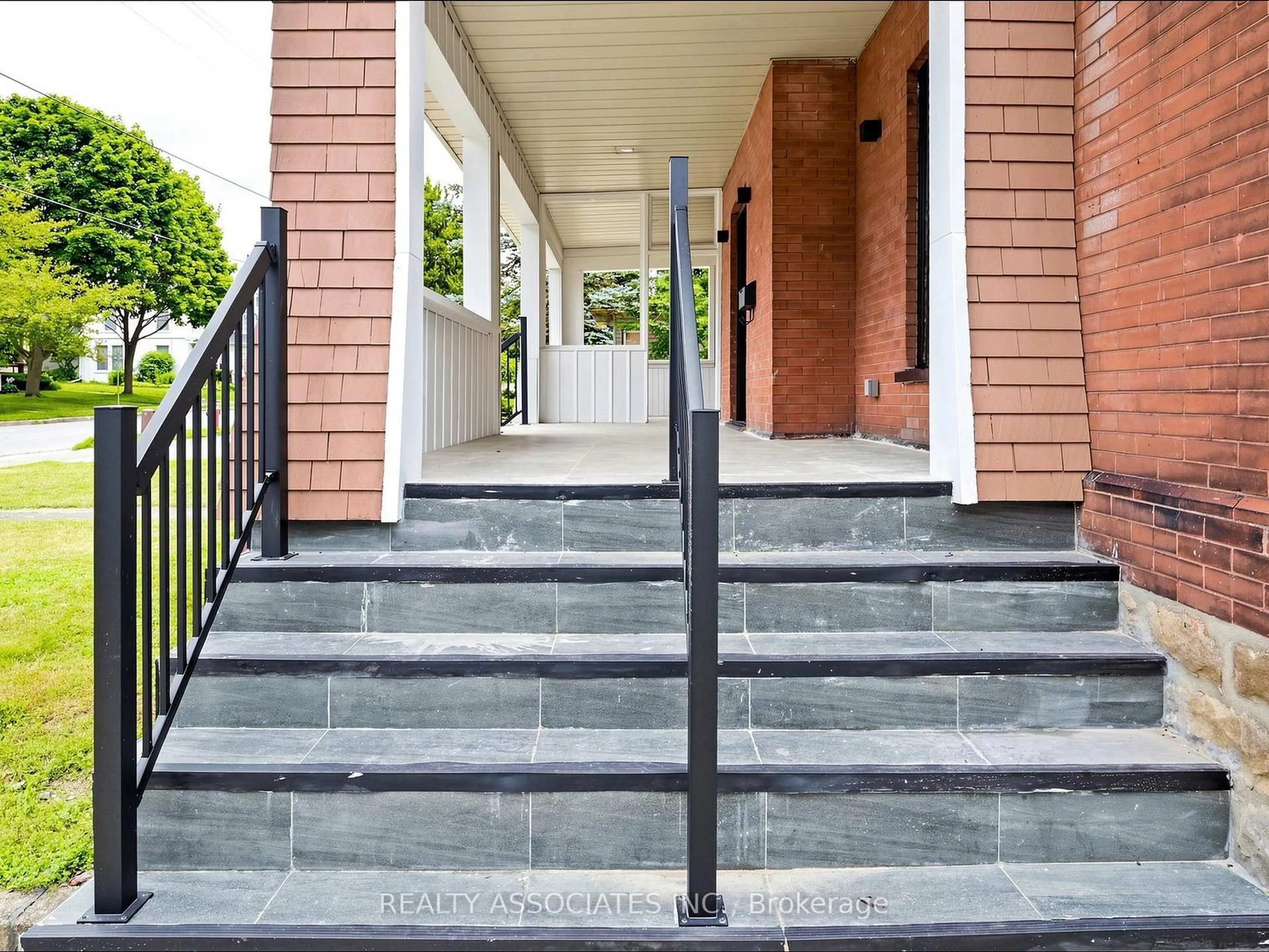 Stairs for 6058 Culp St, Niagara Falls Ontario L2G 2B7