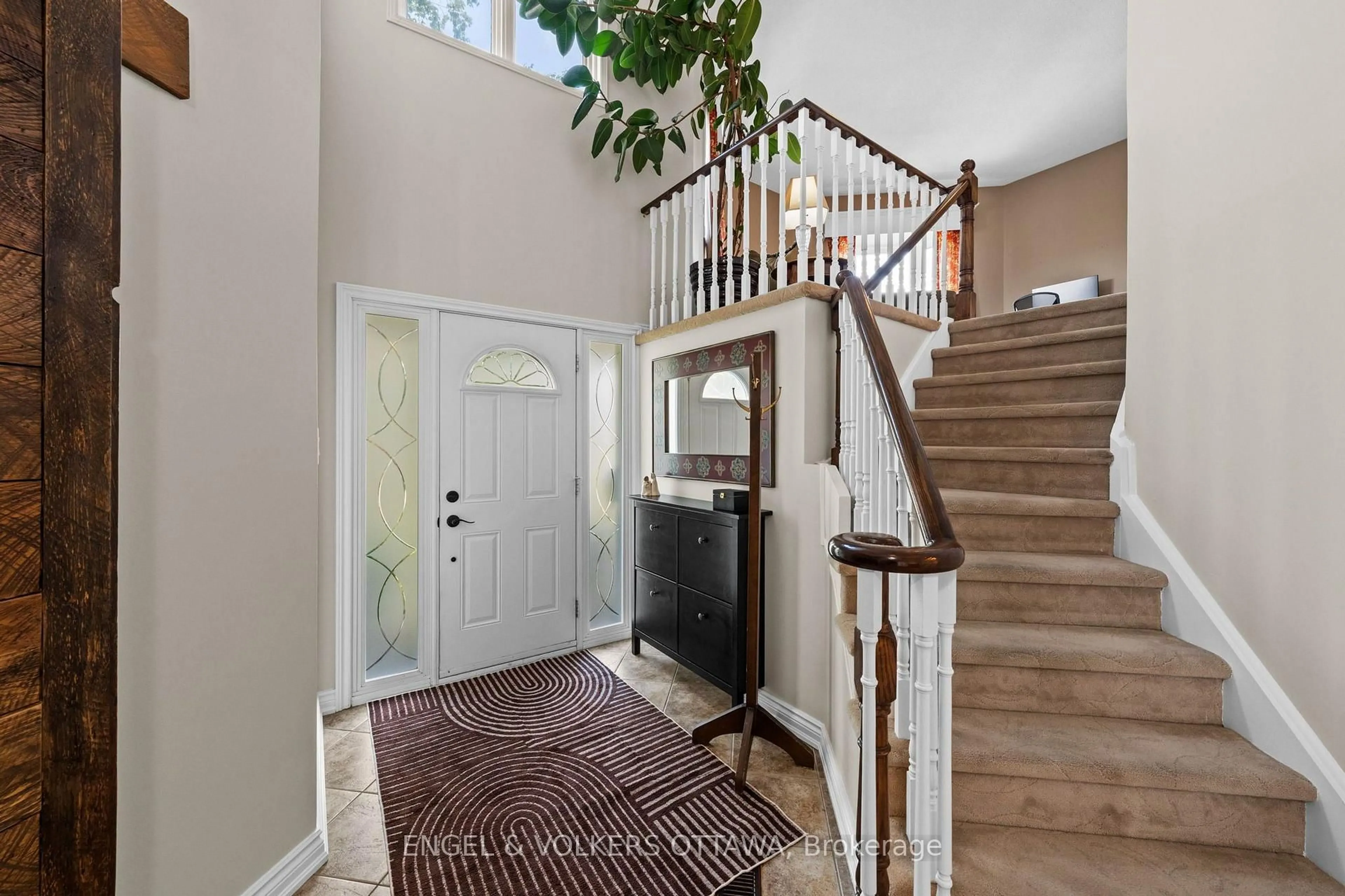 Indoor entryway for 1602 Proulx Dr, Ottawa Ontario K4A 1T5