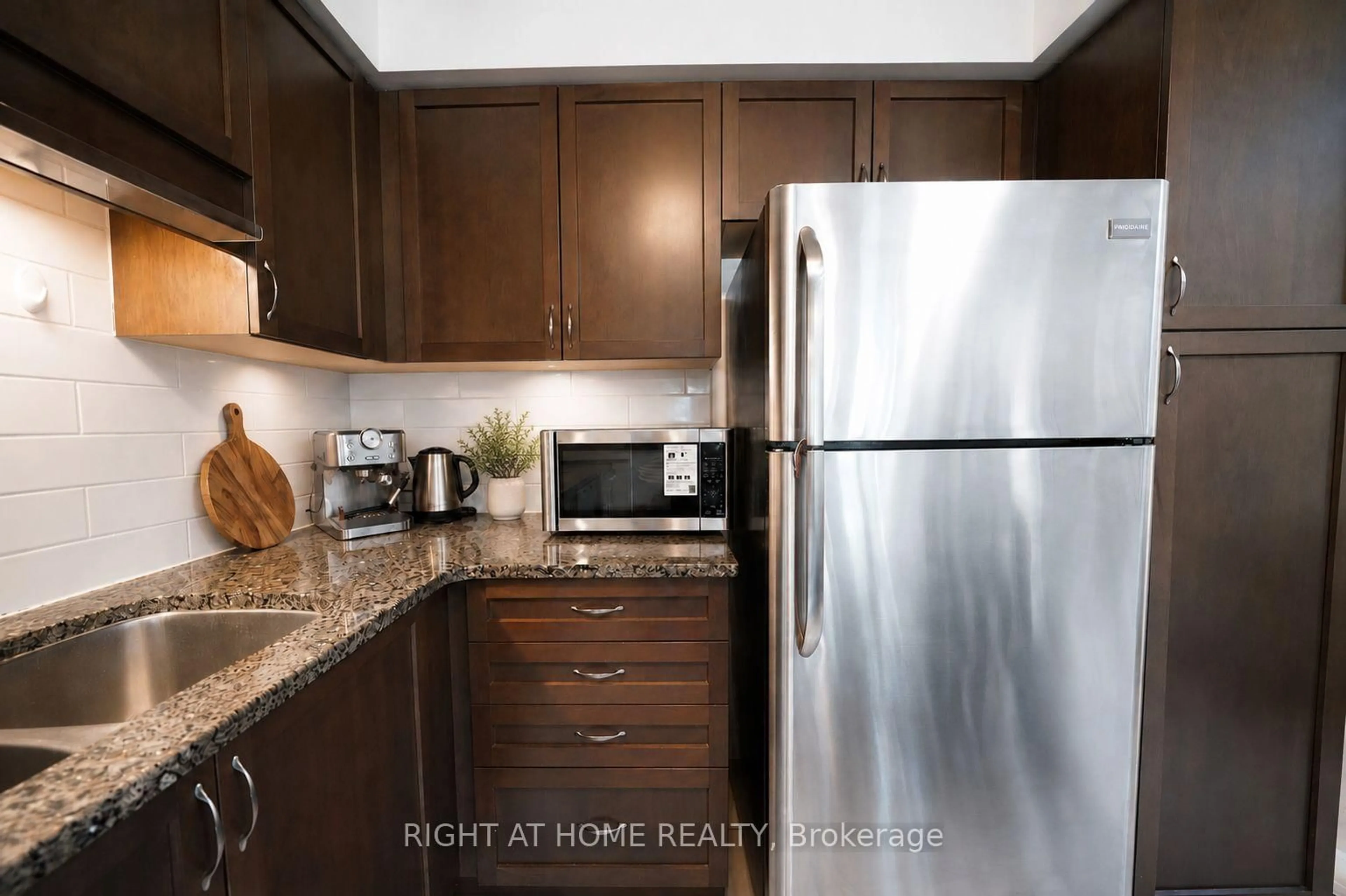 Standard kitchen, unknown for 66 Arlington Cres, Guelph Ontario N1L 0L1