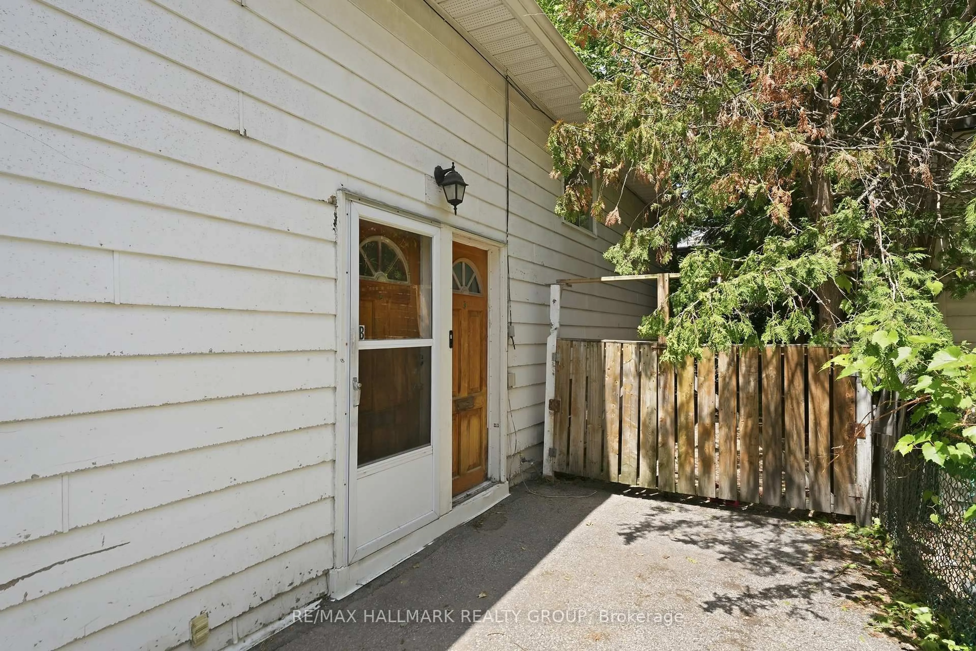 Patio, street for 195 Deschamps Ave, Ottawa Ontario K1L 5Z3