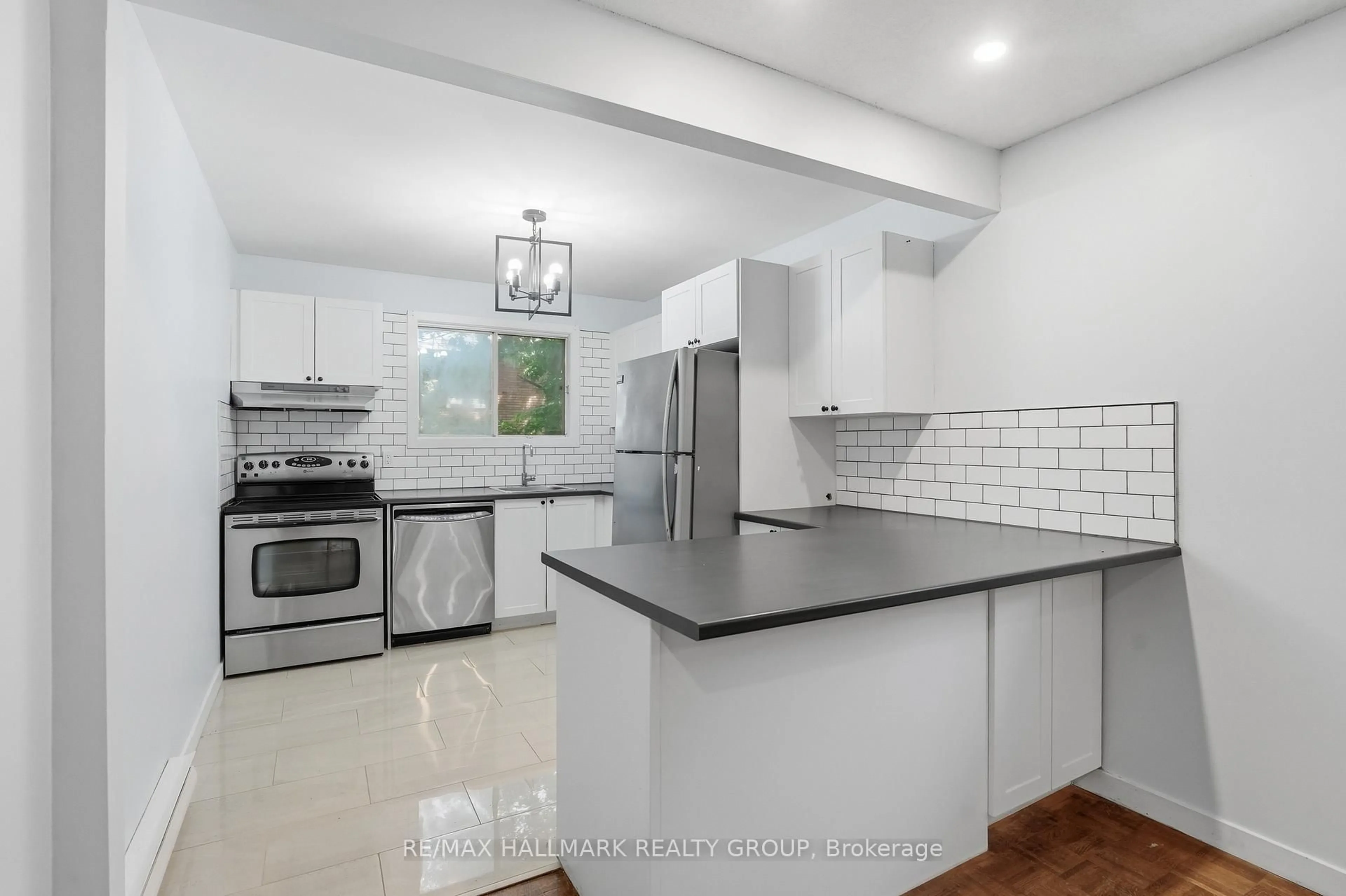 Open concept kitchen, ceramic/tile floor for 195 Deschamps Ave, Ottawa Ontario K1L 5Z3