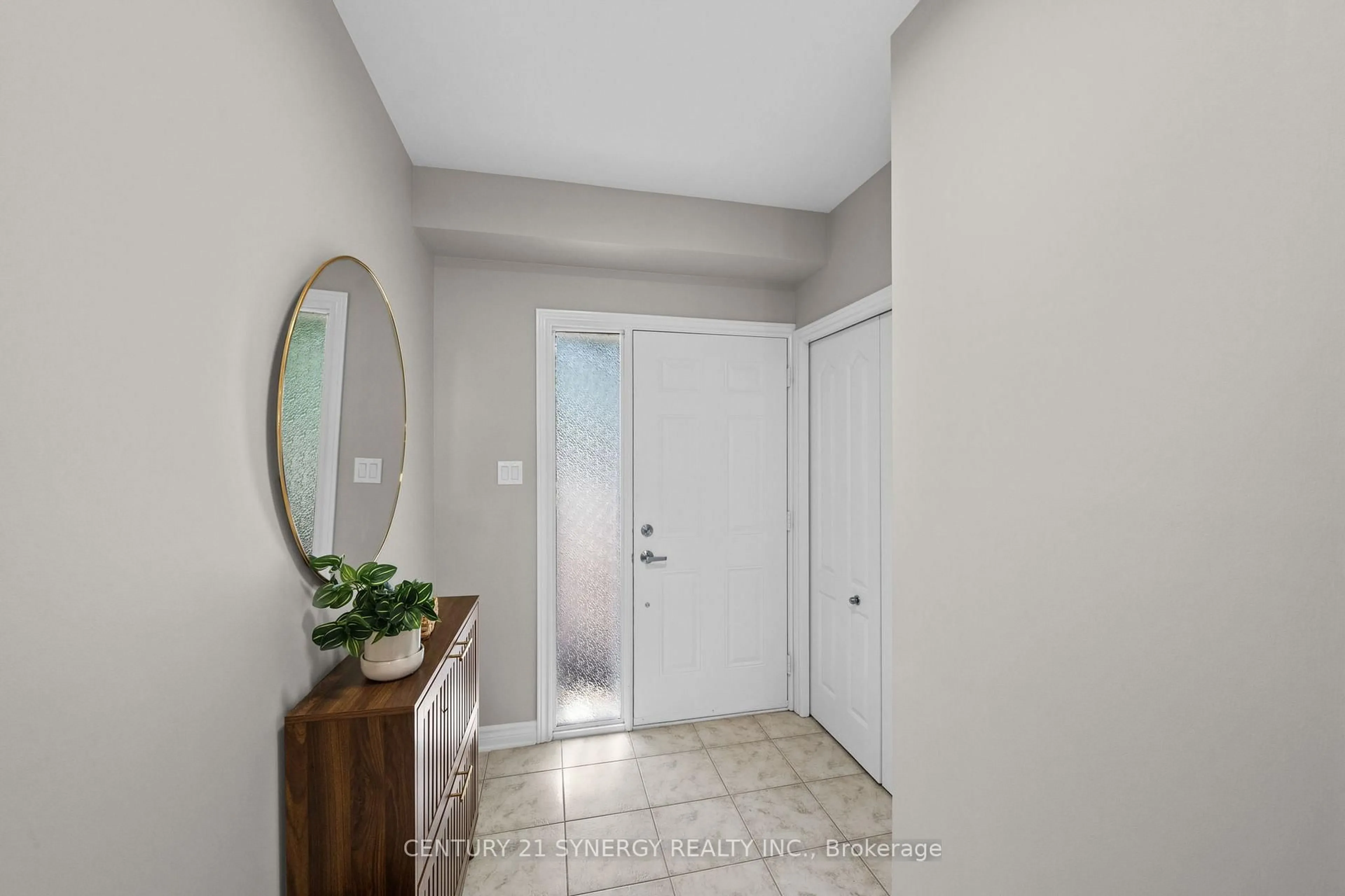Indoor entryway for 512 Cherokee Way, Ottawa Ontario K2S 0H5