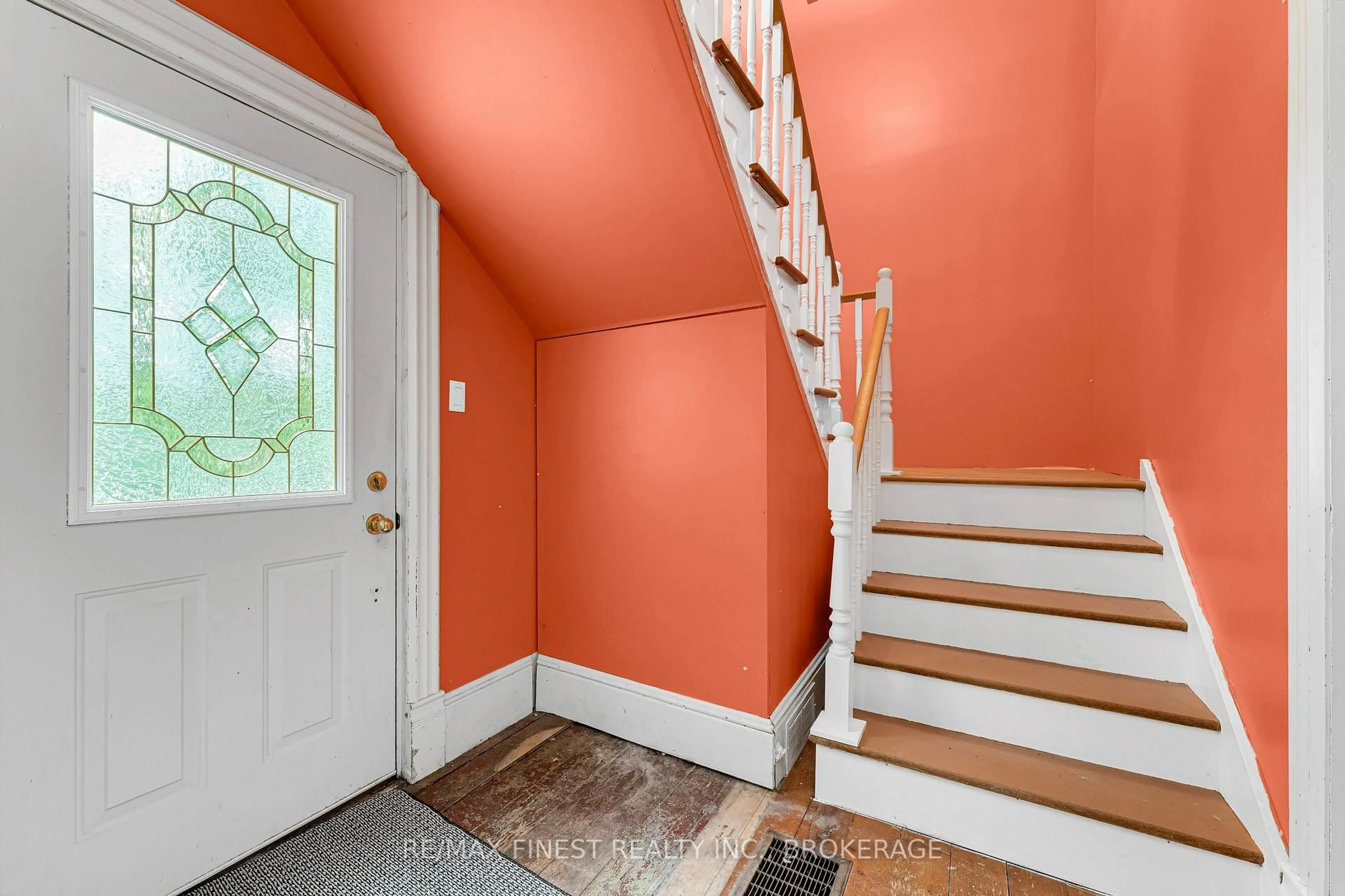 Indoor entryway for 1011 Lennox and Addington County Rd 5, Plantagenet Ontario K7R 3L2