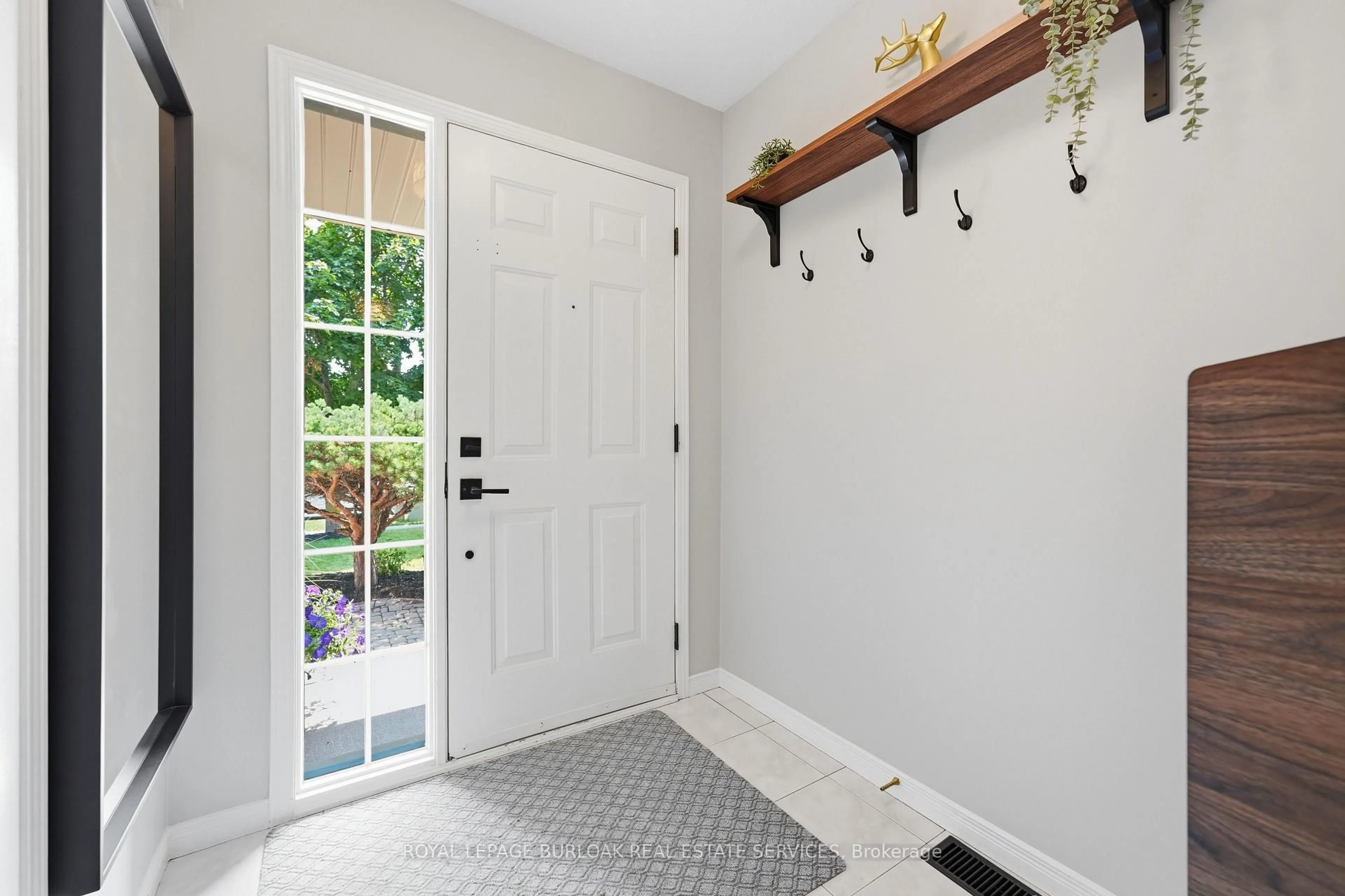 Indoor entryway for 27 Bronte Crt, Hamilton Ontario L9H 7N2