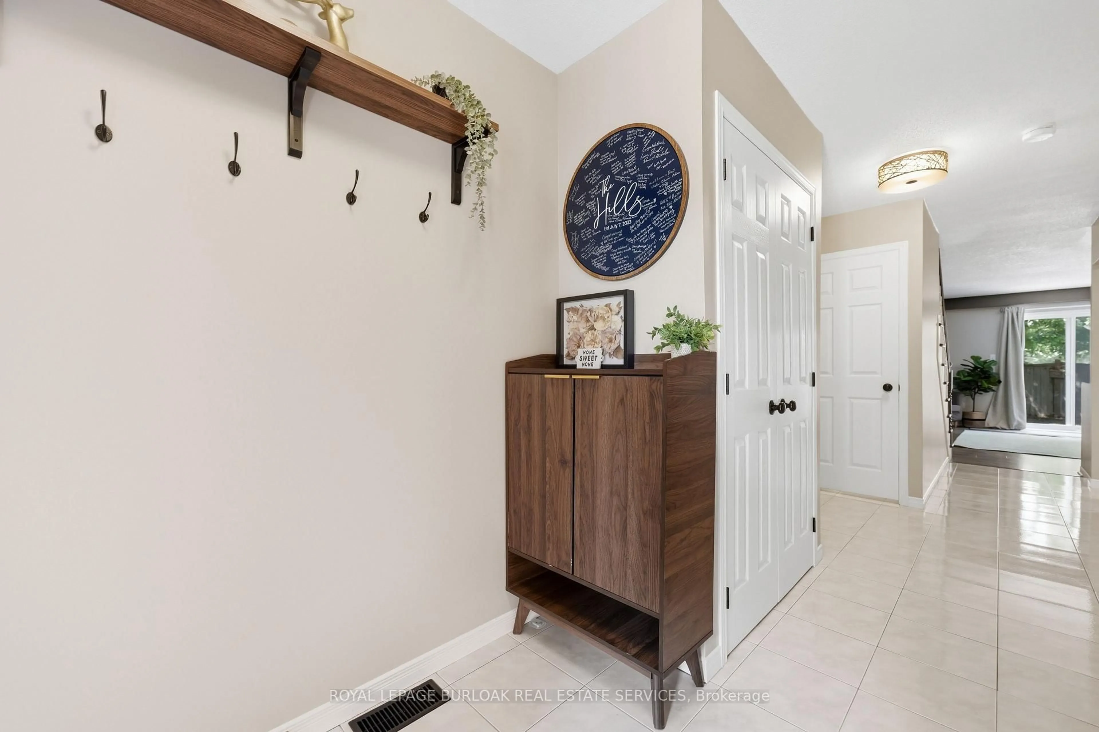 Indoor entryway for 27 Bronte Crt, Hamilton Ontario L9H 7N2