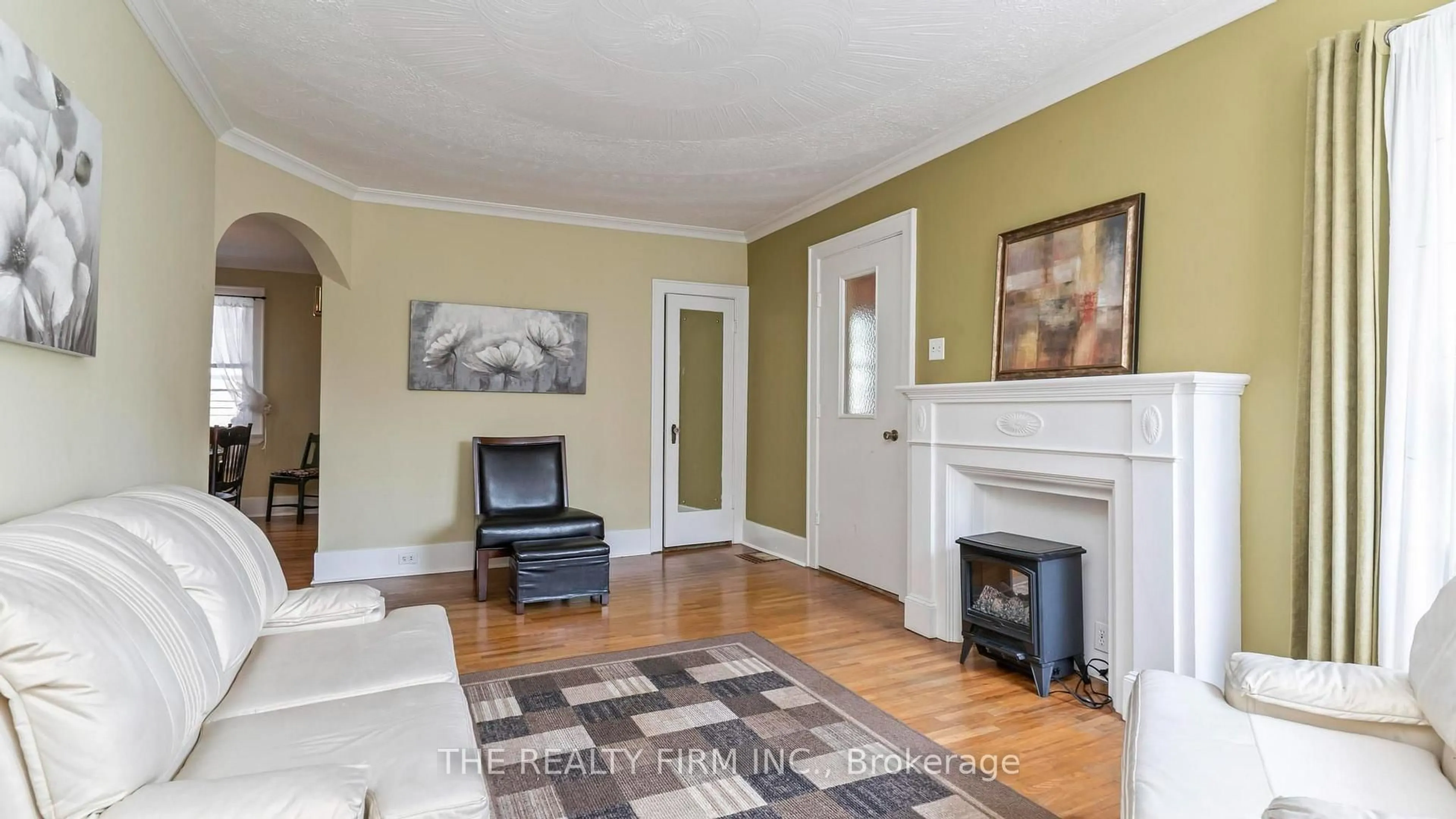 Living room with furniture, wood/laminate floor for 123 Elliott St, London East Ontario N5Y 2E8