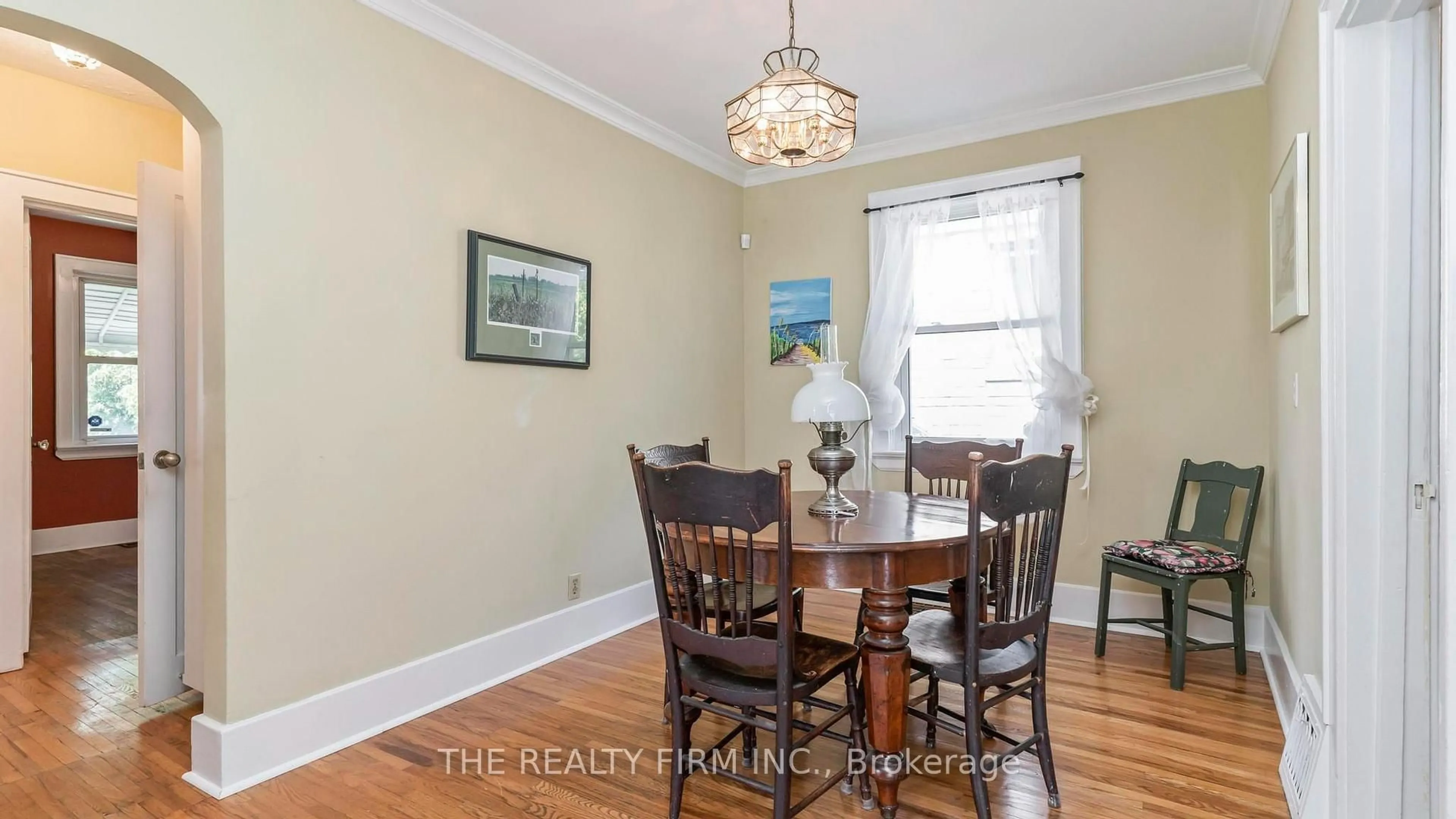 Dining room, wood/laminate floor for 123 Elliott St, London East Ontario N5Y 2E8