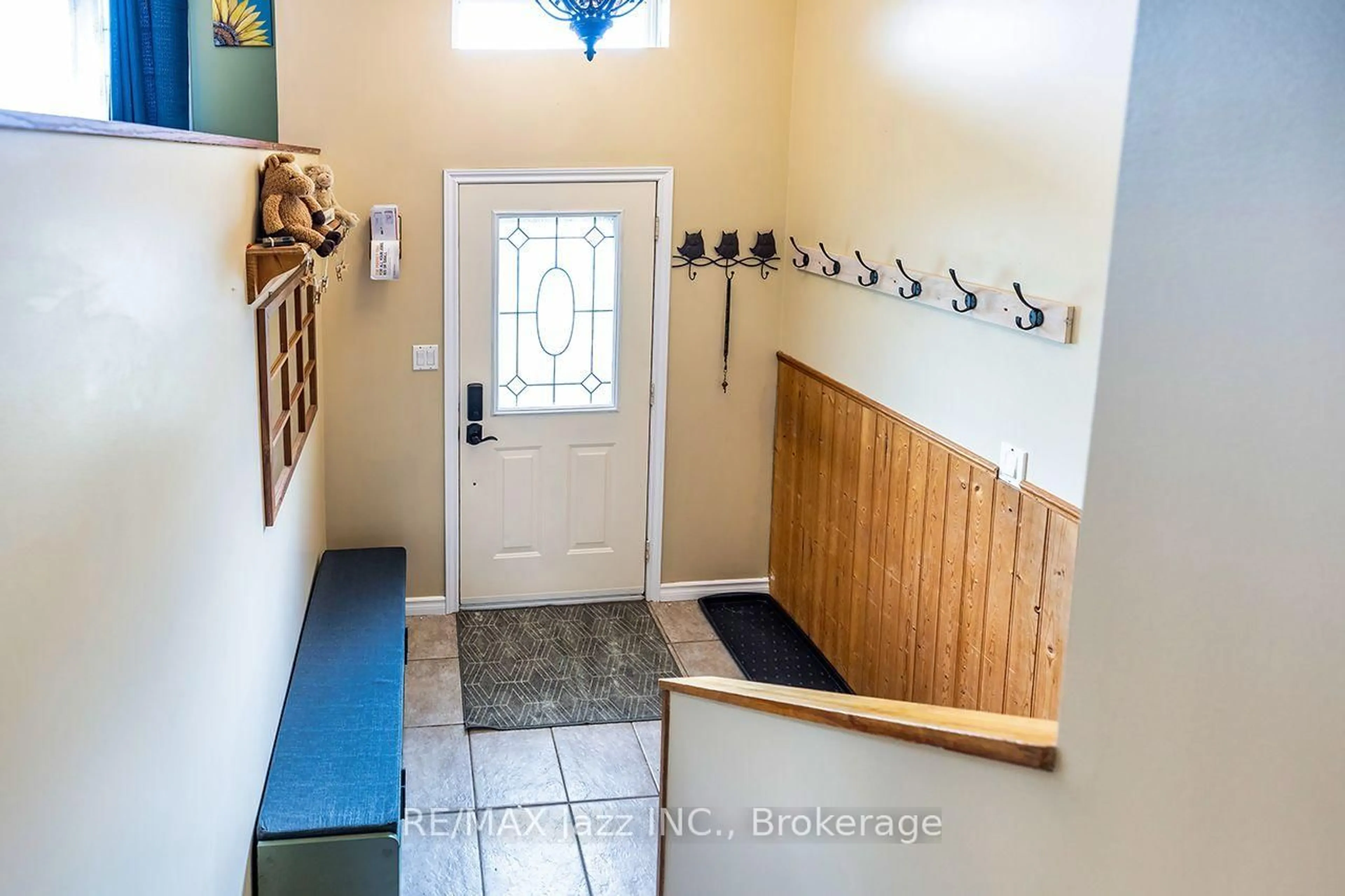 Indoor entryway for 24 Glenn Dr, Quinte West Ontario K8V 6E3