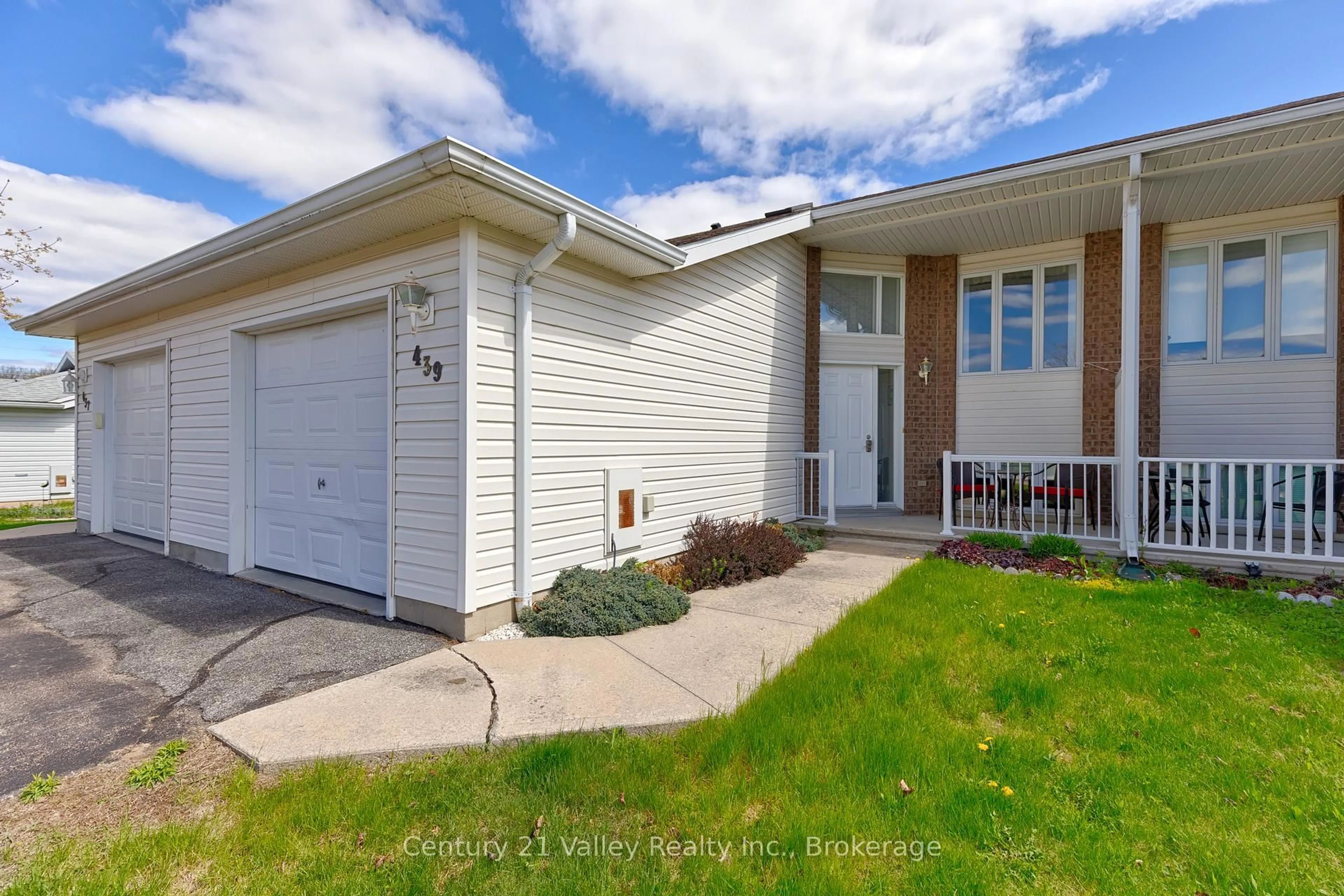 Home with vinyl exterior material, street for 439 Mayhew St, Renfrew Ontario K7V 4L4