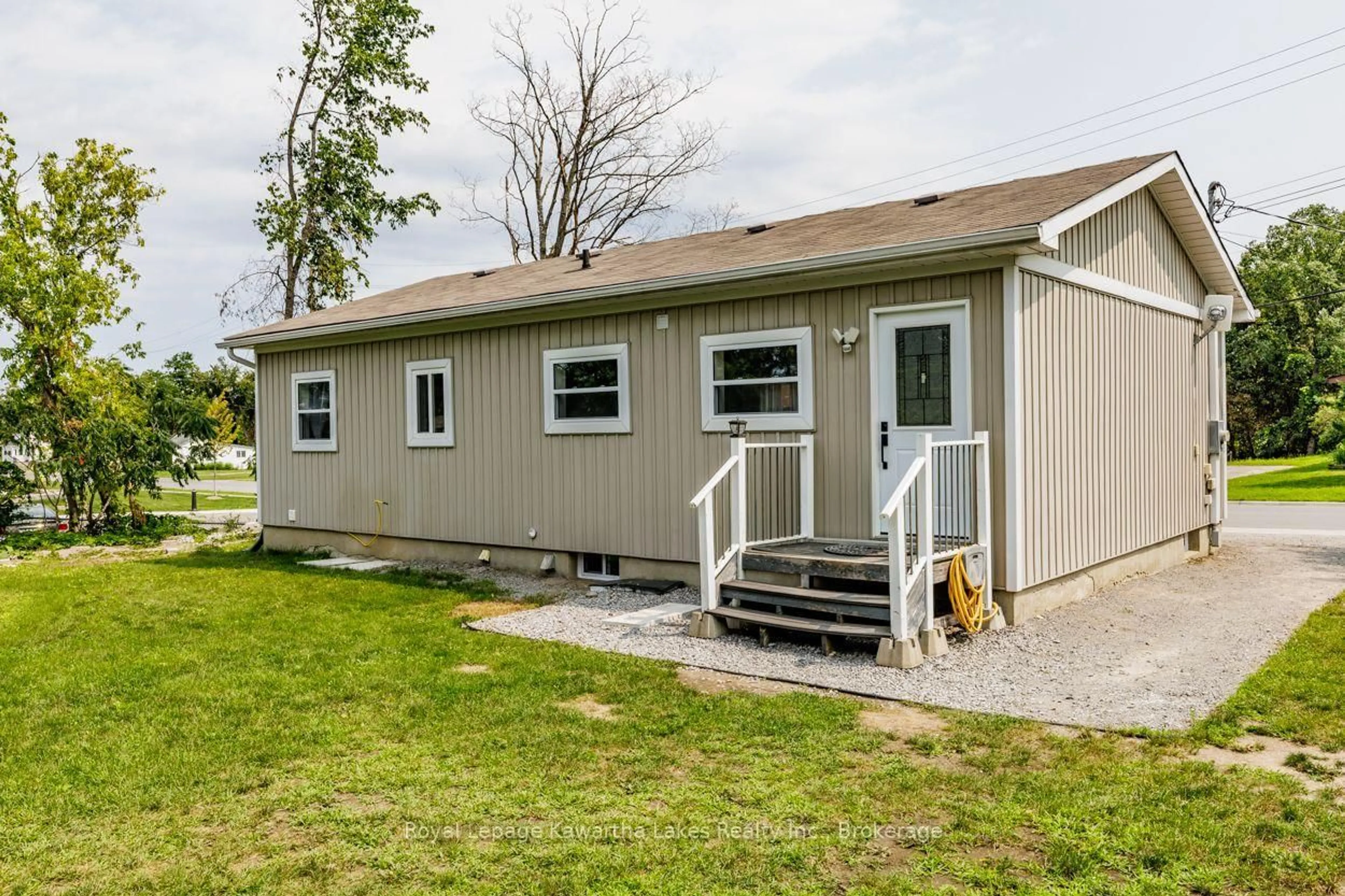 Home with vinyl exterior material, unknown for 112 Murray St, Kawartha Lakes Ontario K0M 1N0