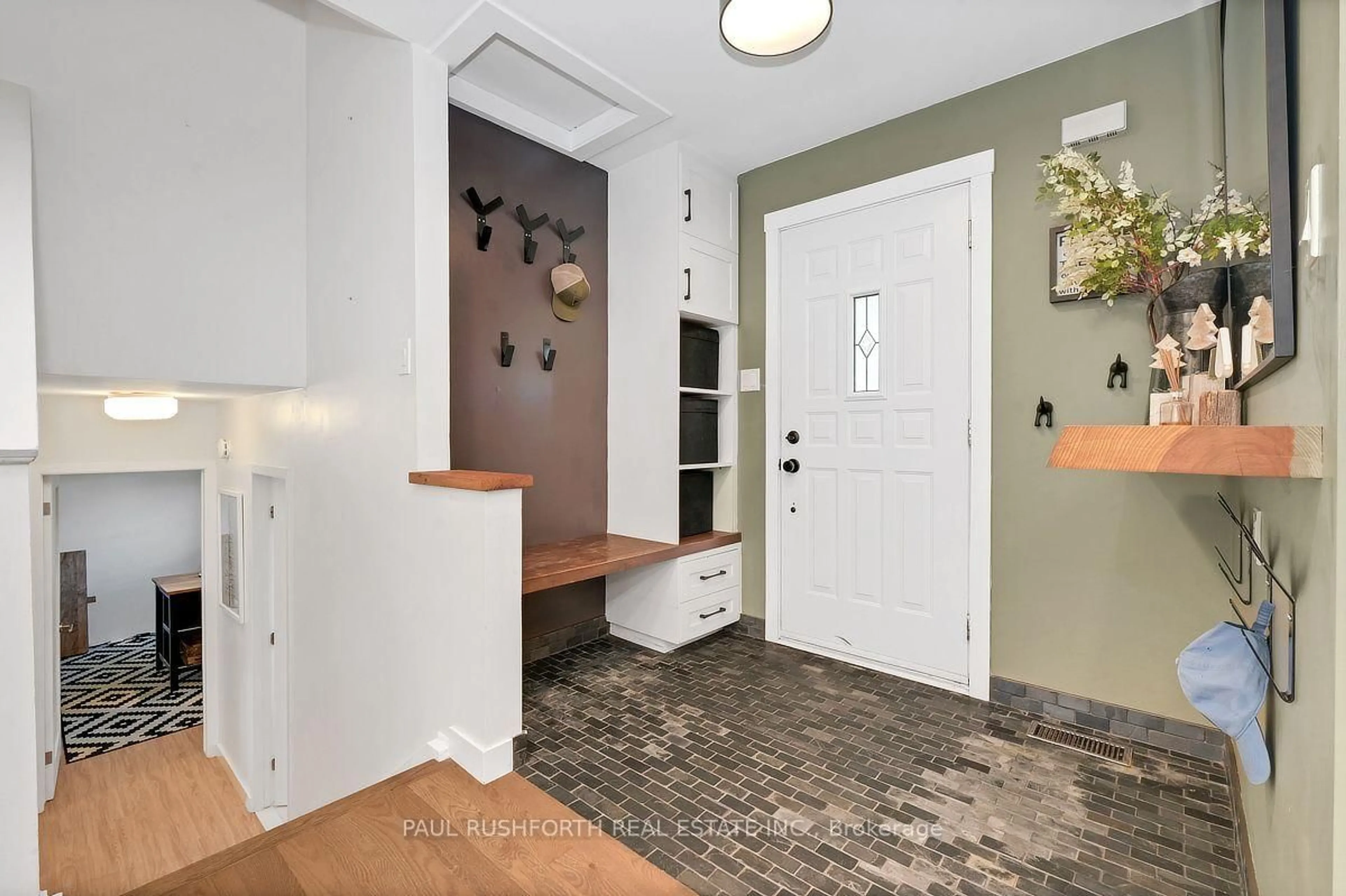 Indoor entryway for 5 Mcmurdo Crt, Ottawa Ontario K2E 5V8