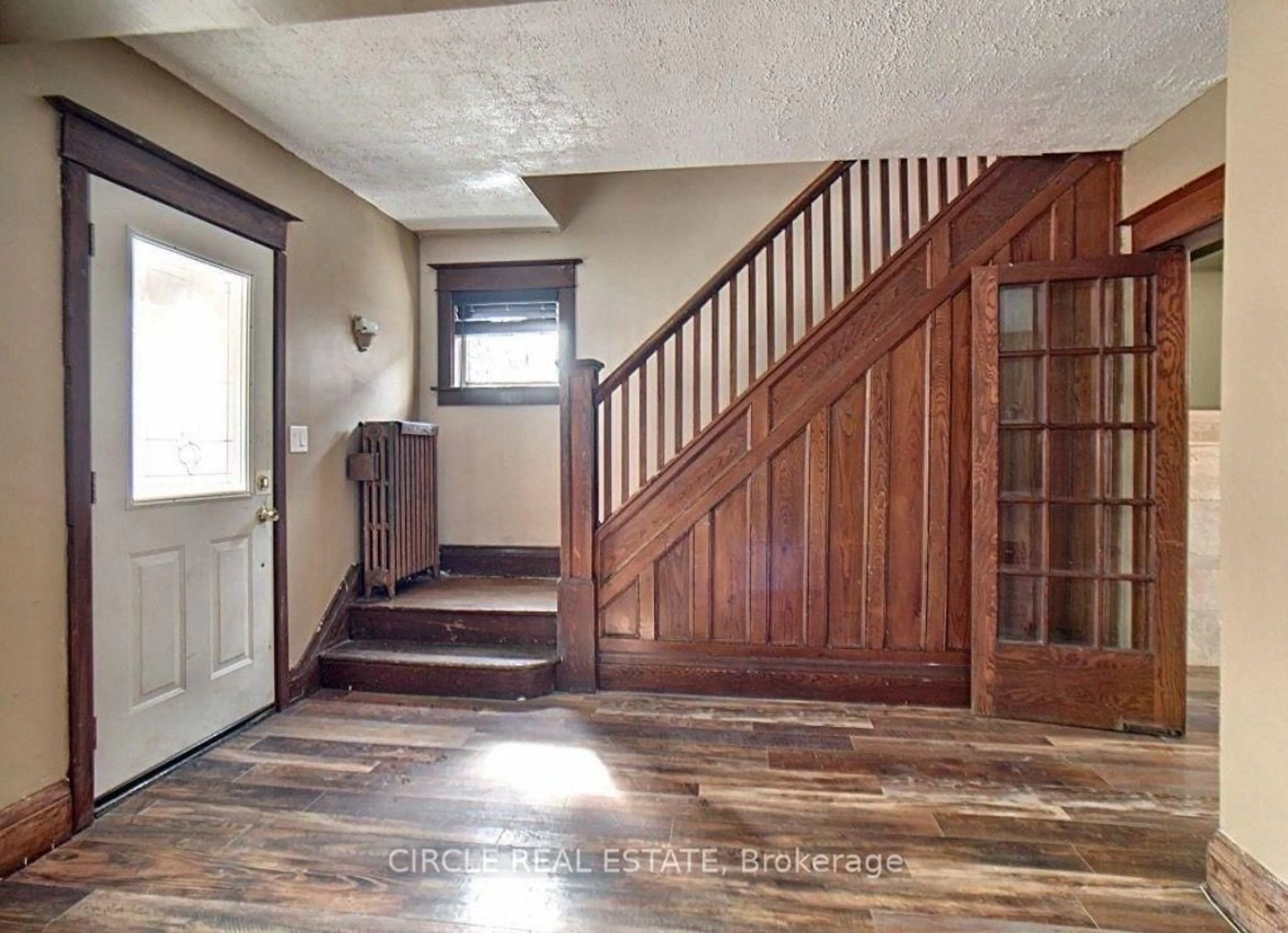Indoor entryway for 277 Niagara St, Welland Ontario L3C 1K5