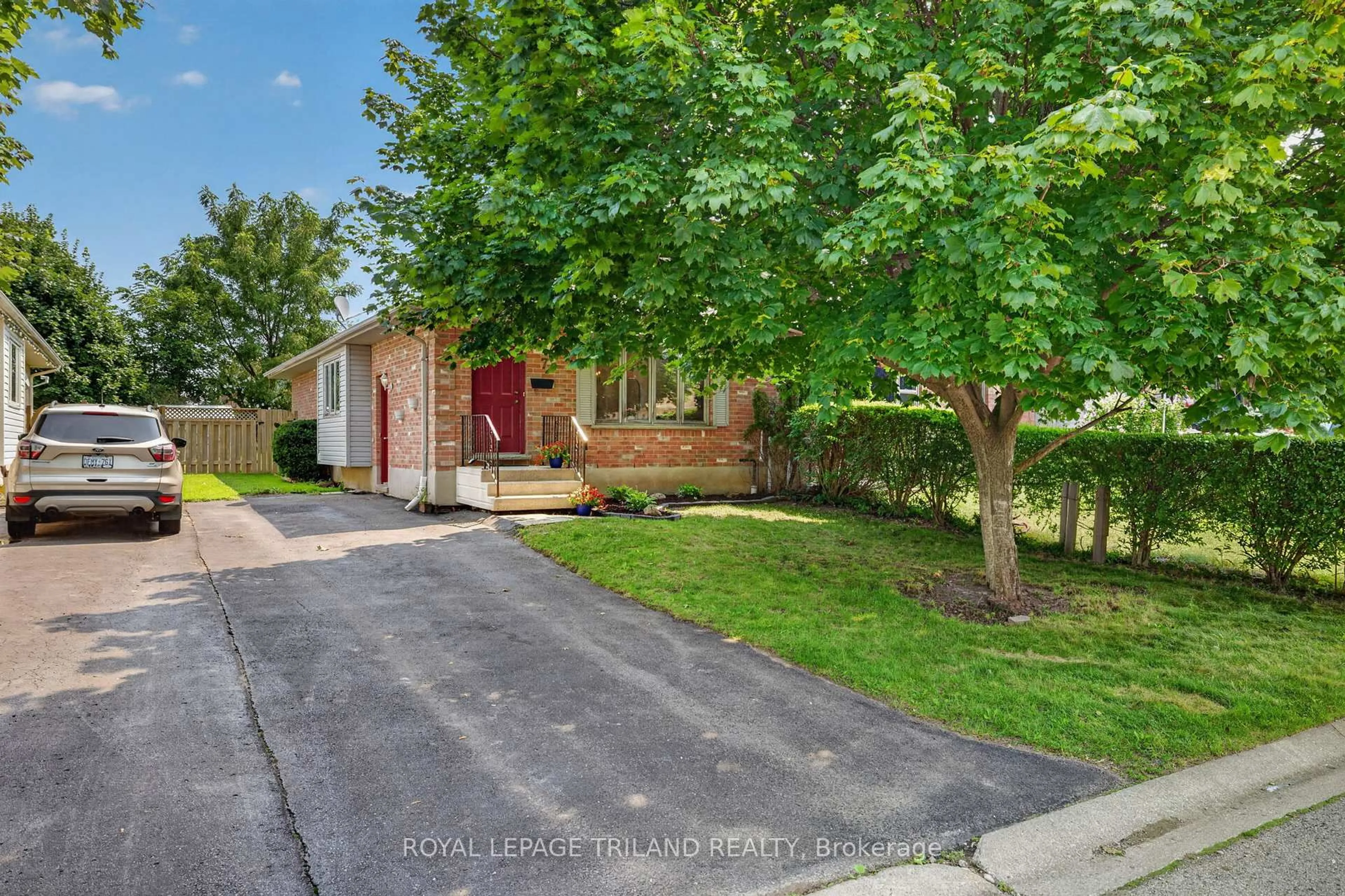 A pic from outside/outdoor area/front of a property/back of a property/a pic from drone, street for 7 Fanjoy Dr, St. Thomas Ontario N5R 6B2