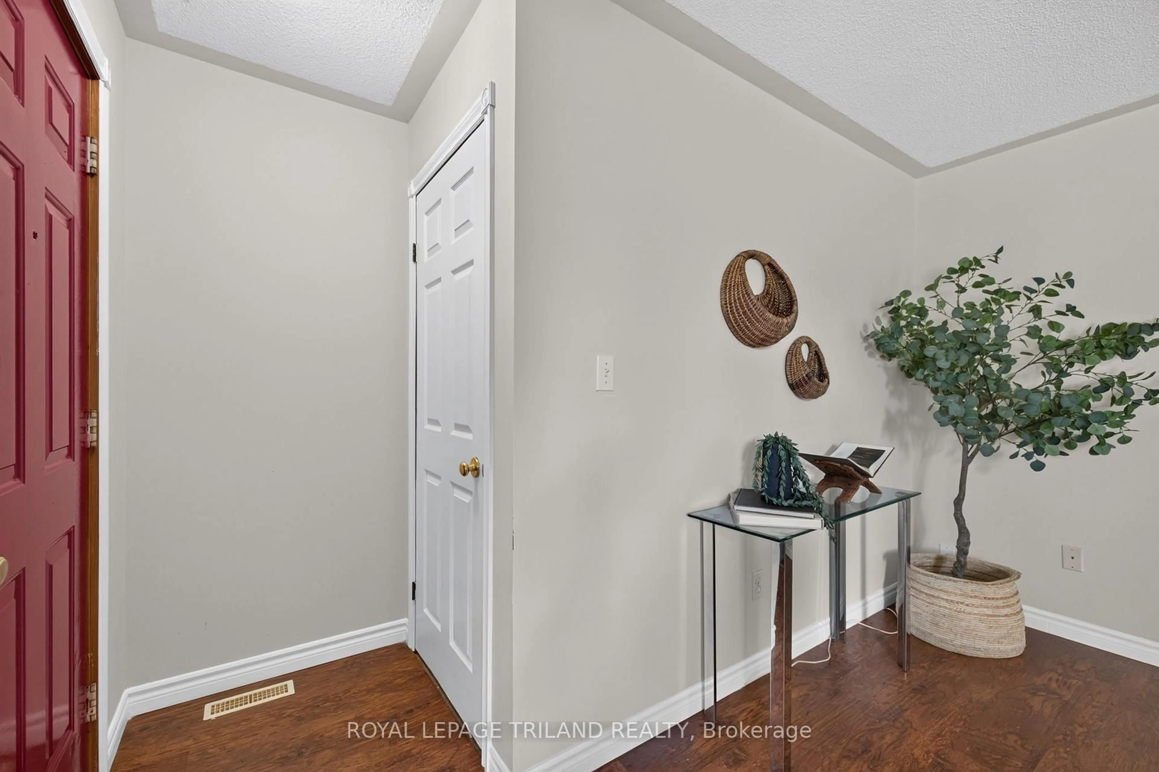 Indoor entryway for 7 Fanjoy Dr, St. Thomas Ontario N5R 6B2