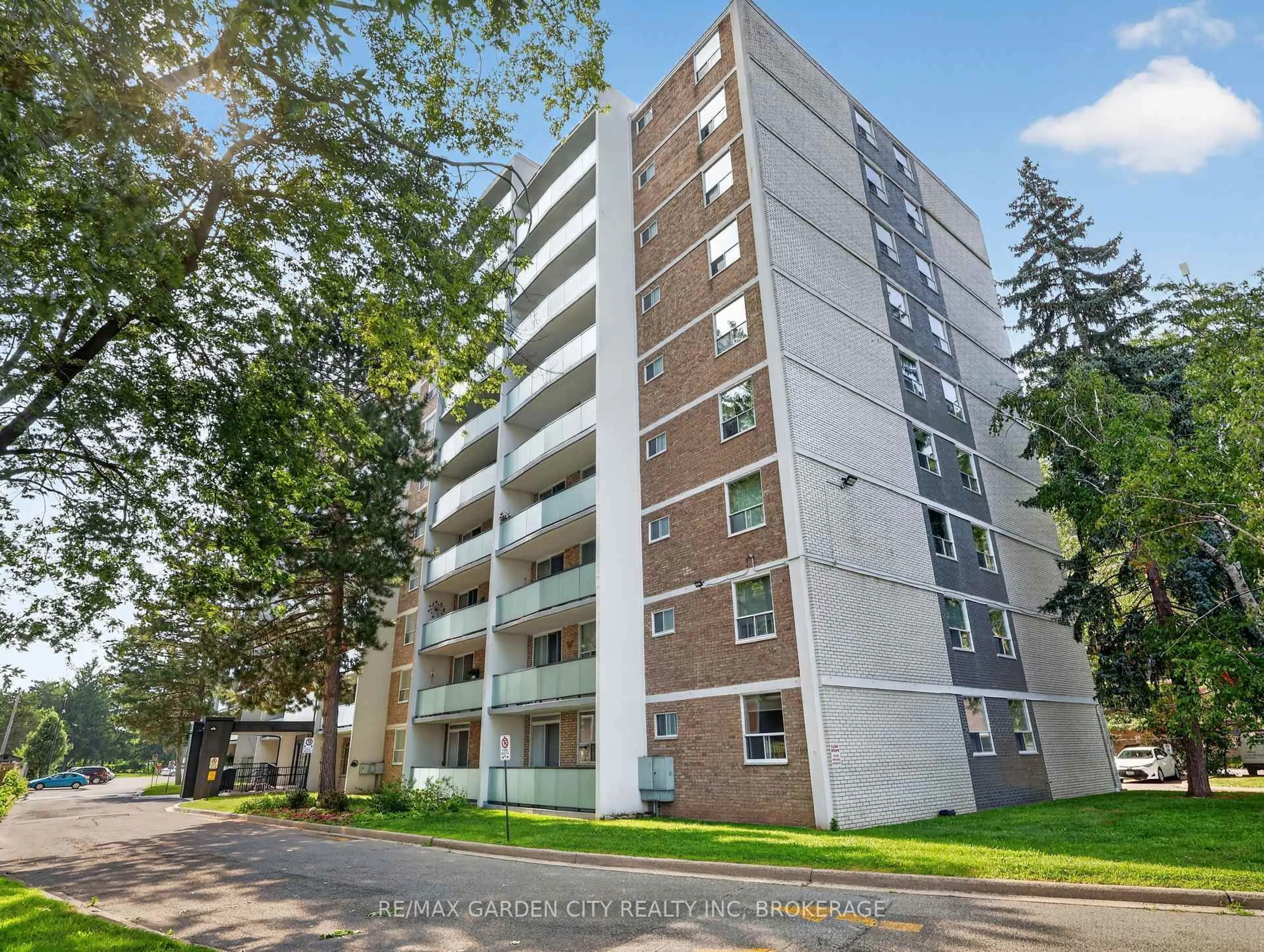 A pic from outside/outdoor area/front of a property/back of a property/a pic from drone, building for 359 Geneva St #701, St. Catharines Ontario L2N 2G5