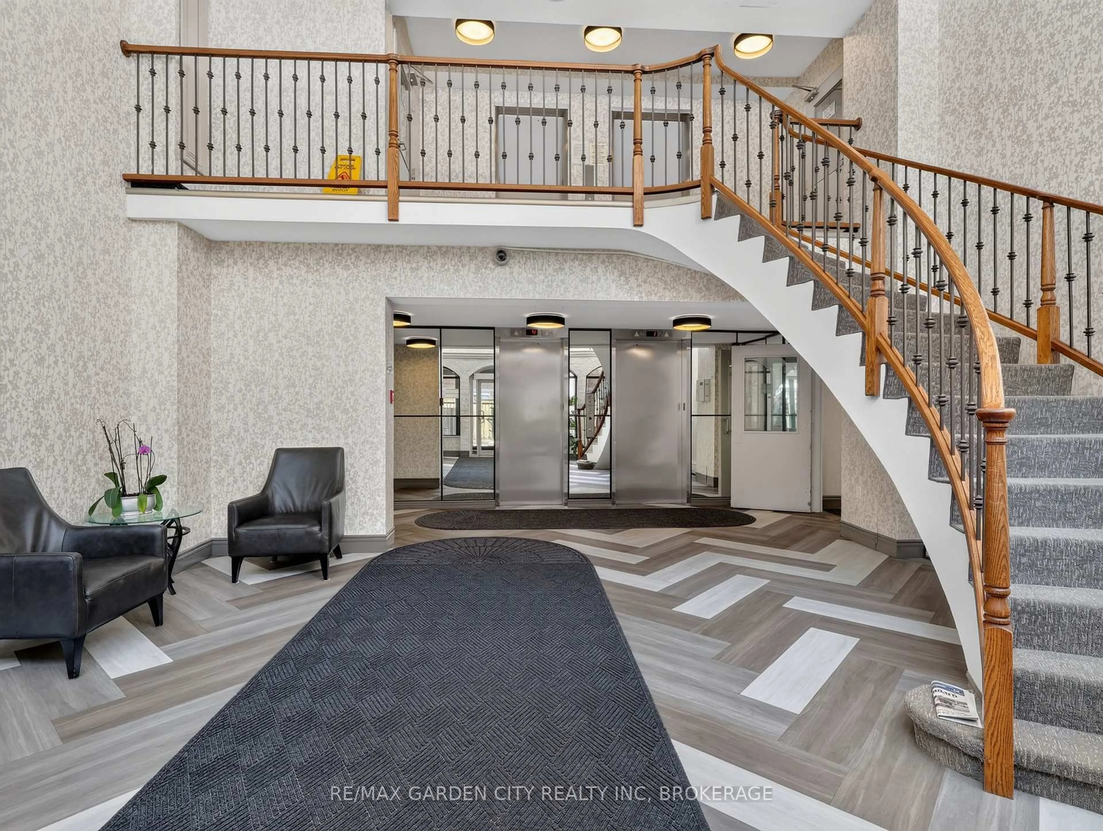 Indoor foyer for 359 Geneva St #701, St. Catharines Ontario L2N 2G5