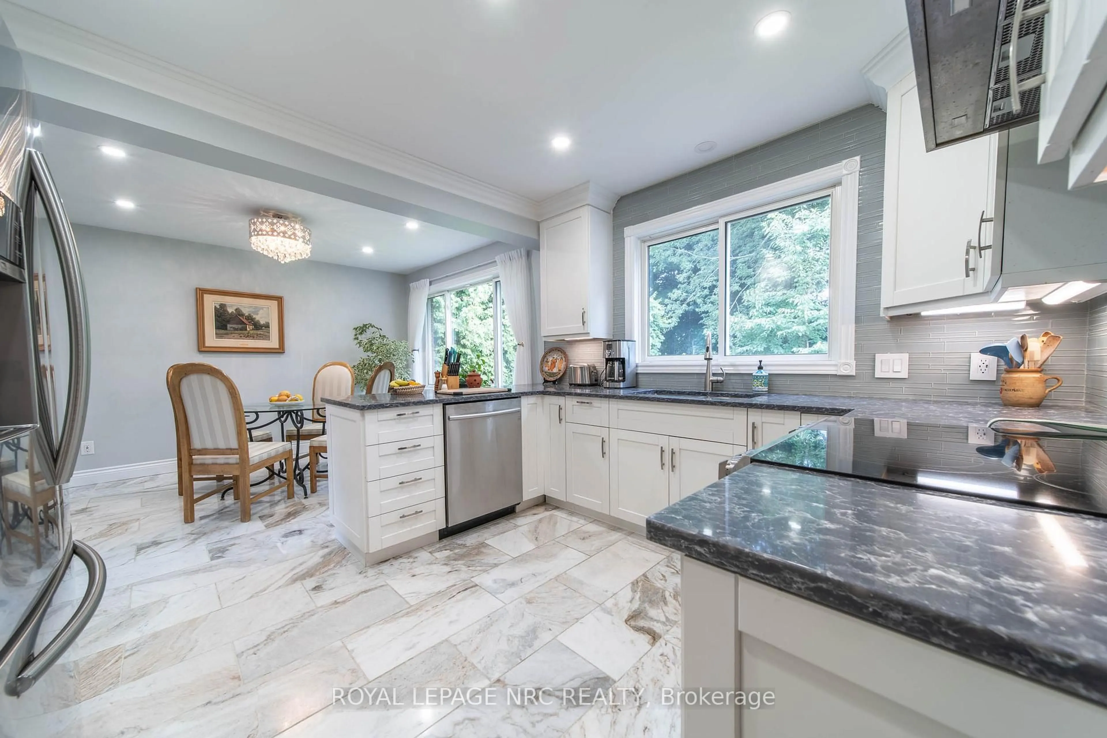 Open concept kitchen, ceramic/tile floor for 6954 Coach Dr, Niagara Falls Ontario L2G 2J1