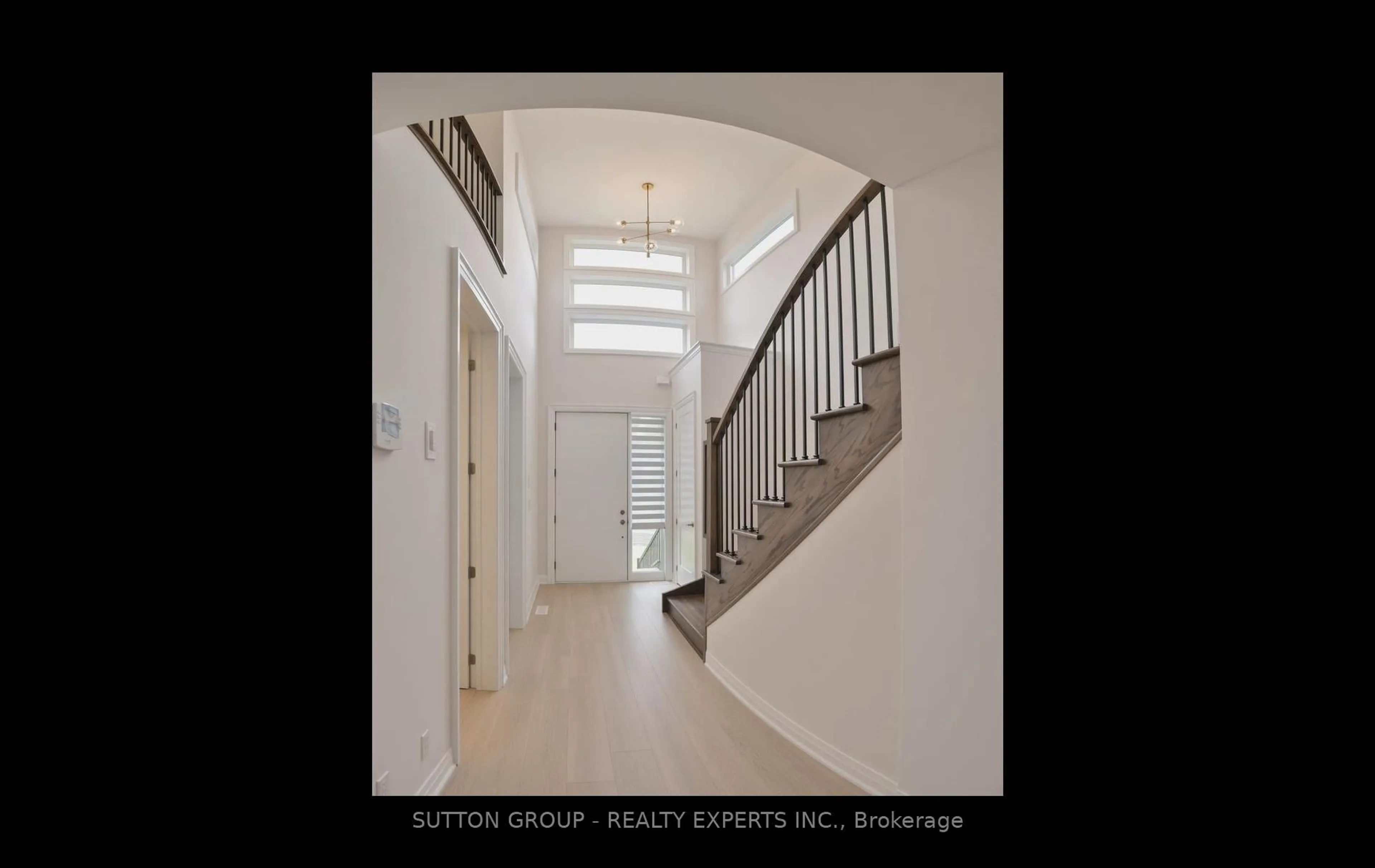 Indoor entryway for 95 Goldie Crt, Blue Mountains Ontario N0H 1J0