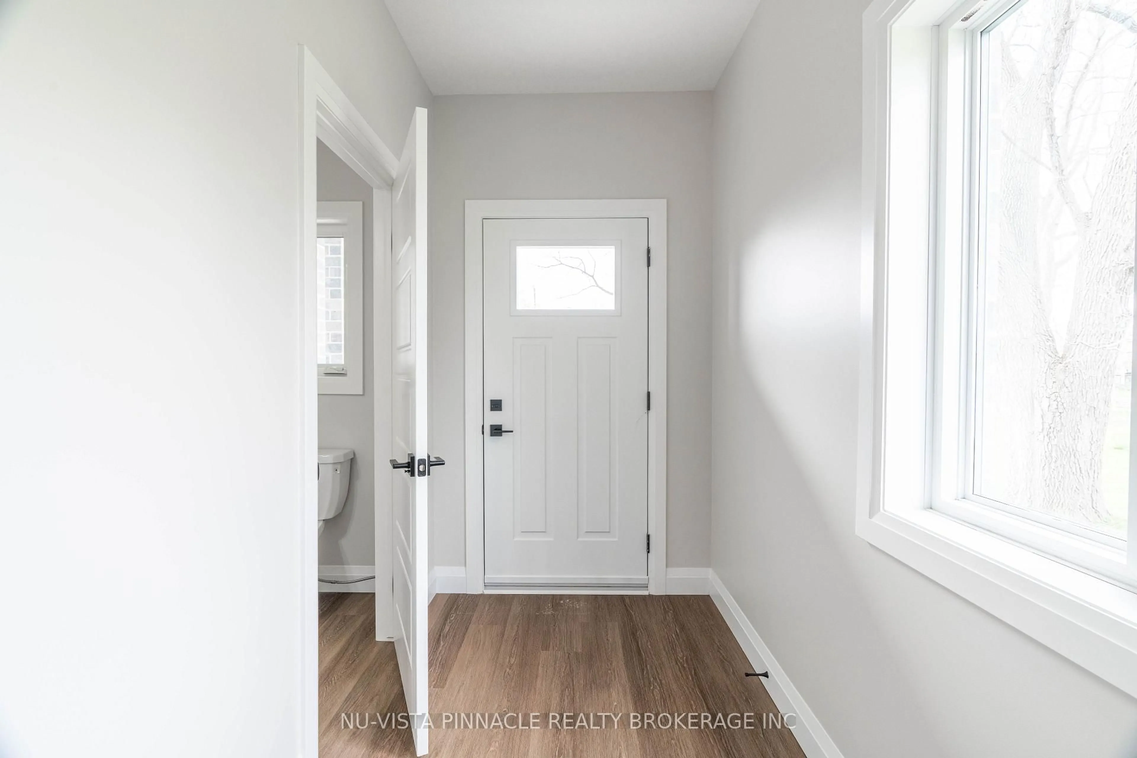 Indoor entryway for 75 Doune St, Strathroy-Caradoc Ontario N7G 1M1