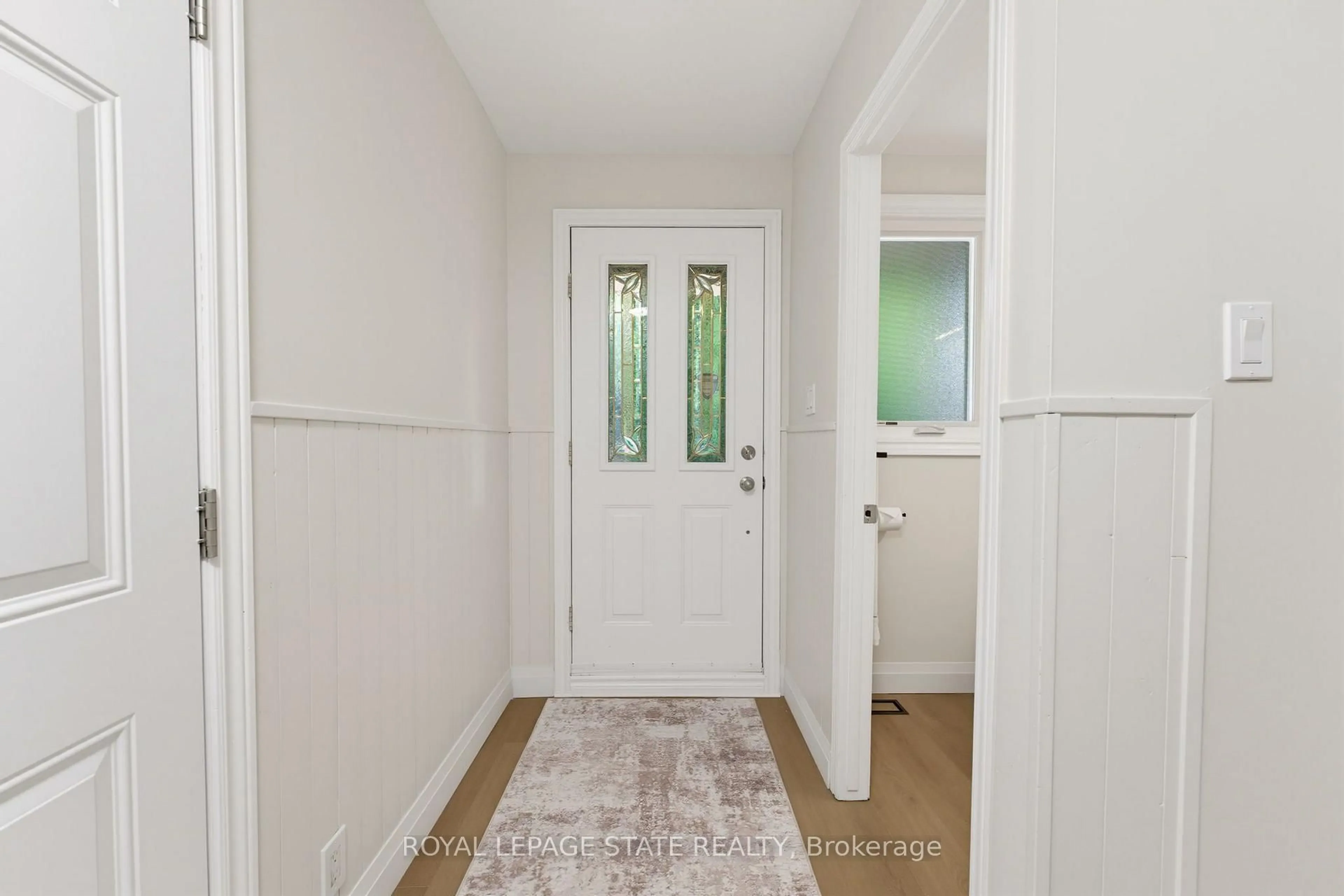 Indoor entryway for 32 Silvervine Dr, Hamilton Ontario L8J 1K2