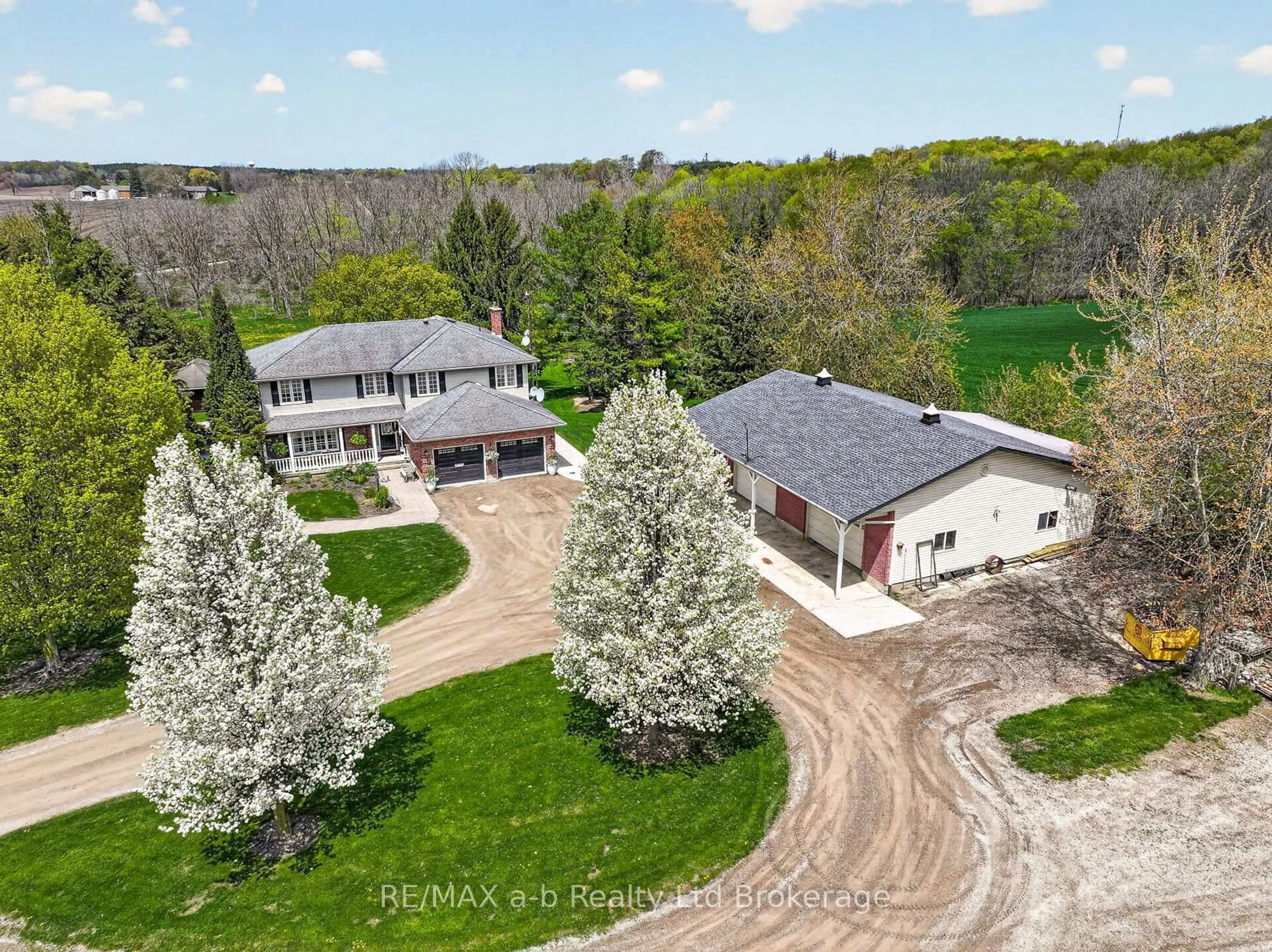 A pic from outside/outdoor area/front of a property/back of a property/a pic from drone, unknown for 403745 Union Rd, Ingersoll Ontario N5C 3J7