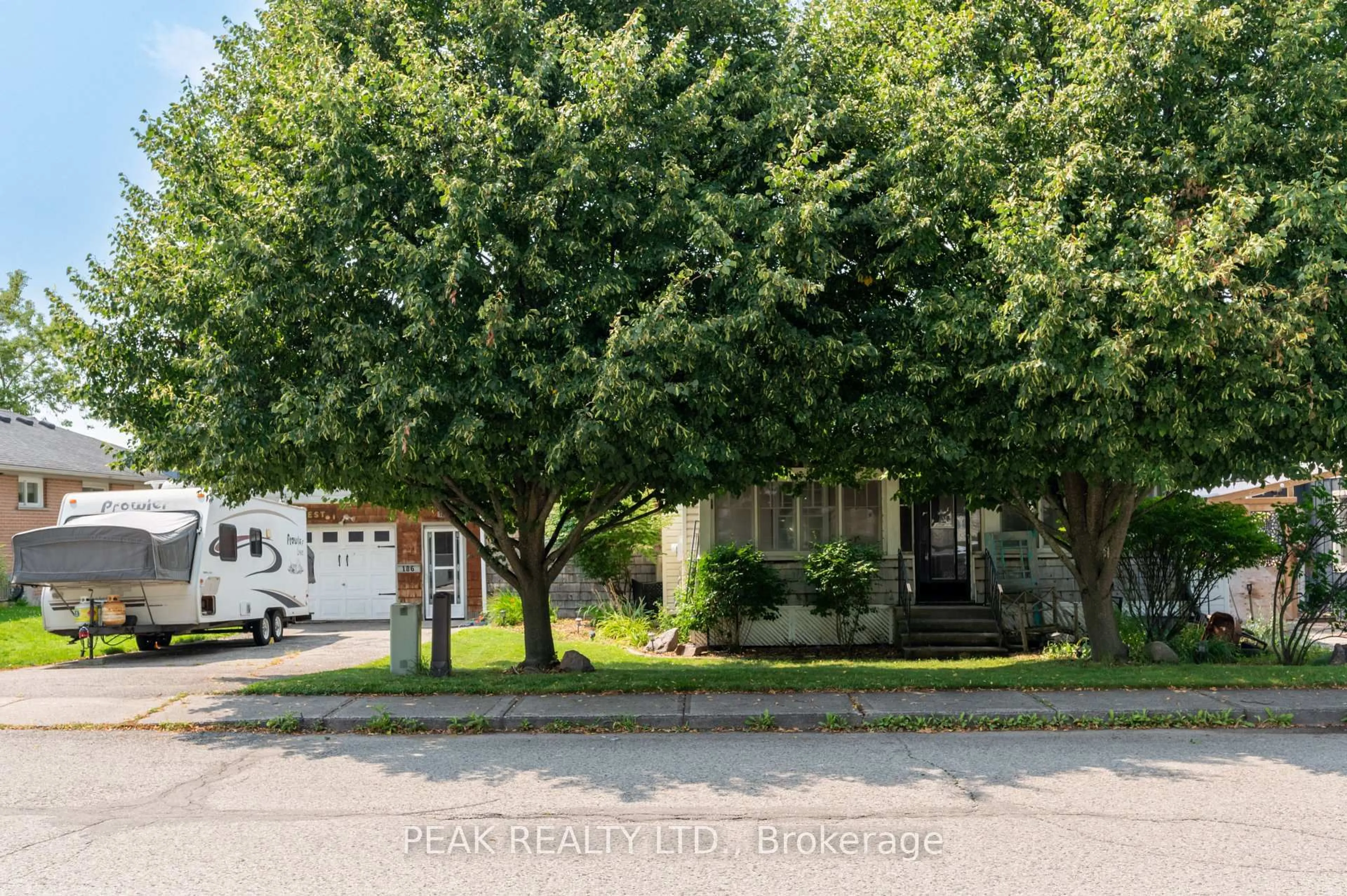 A pic from outside/outdoor area/front of a property/back of a property/a pic from drone, street for 186 Norwich Ave, Woodstock Ontario N4S 3V6