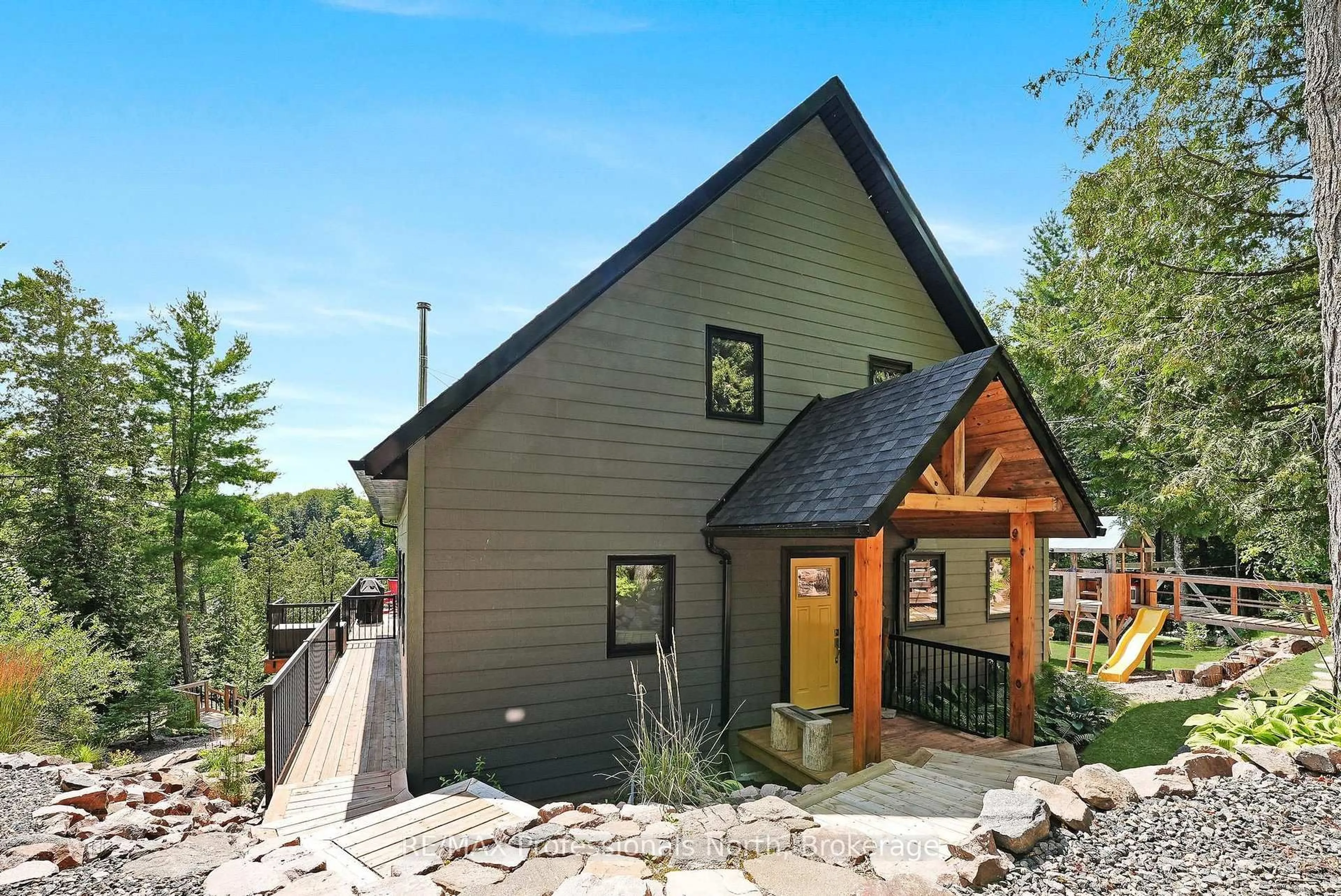 Home with vinyl exterior material, mountain view for 1333 Nestle Tr, Highlands East Ontario K0M 1R0