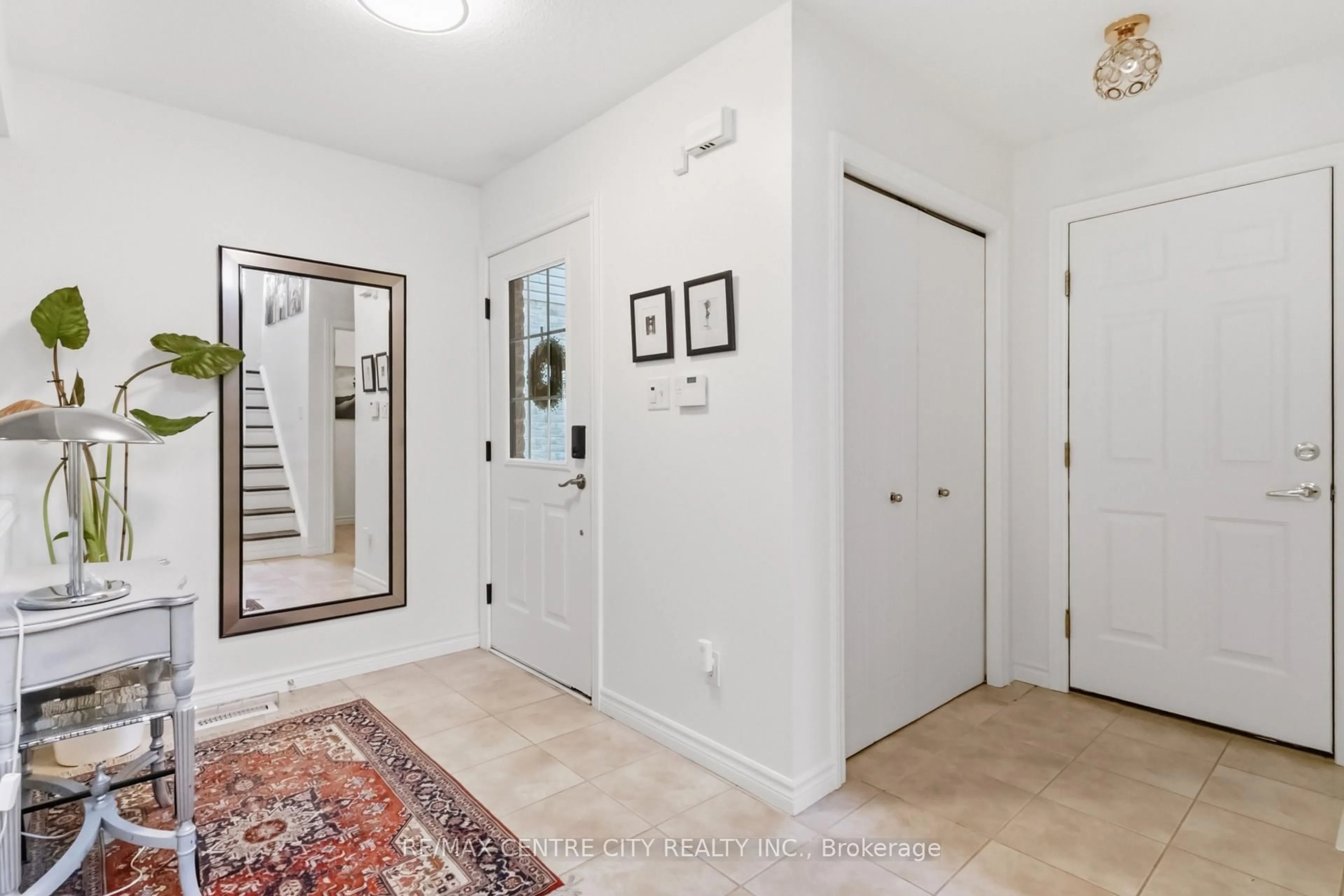Indoor entryway for 1308 Elson Rd, London North Ontario N6G 5R2