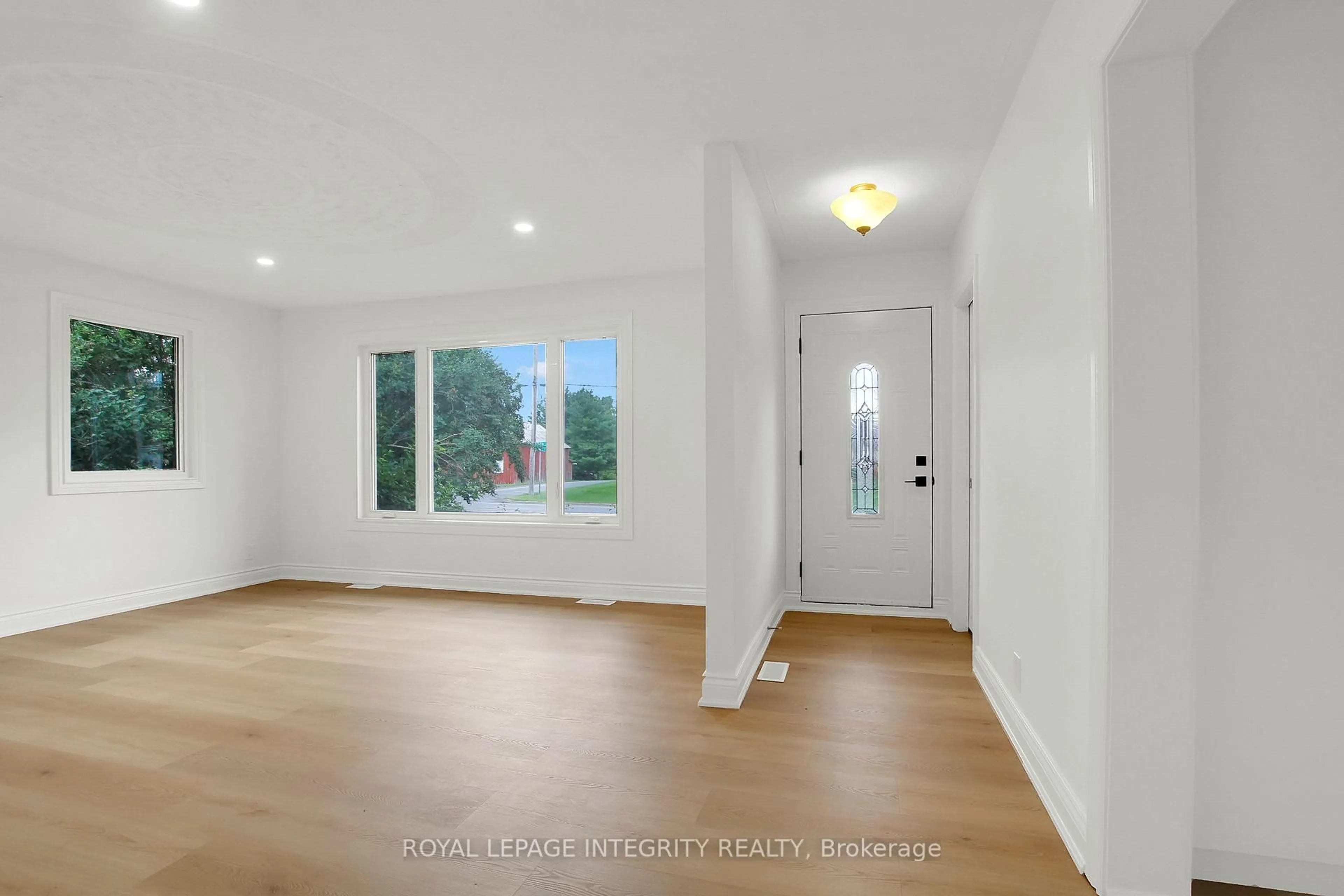 Indoor entryway for 2170 Lajoie St, Alfred and Plantagenet Ontario K0B 1J0