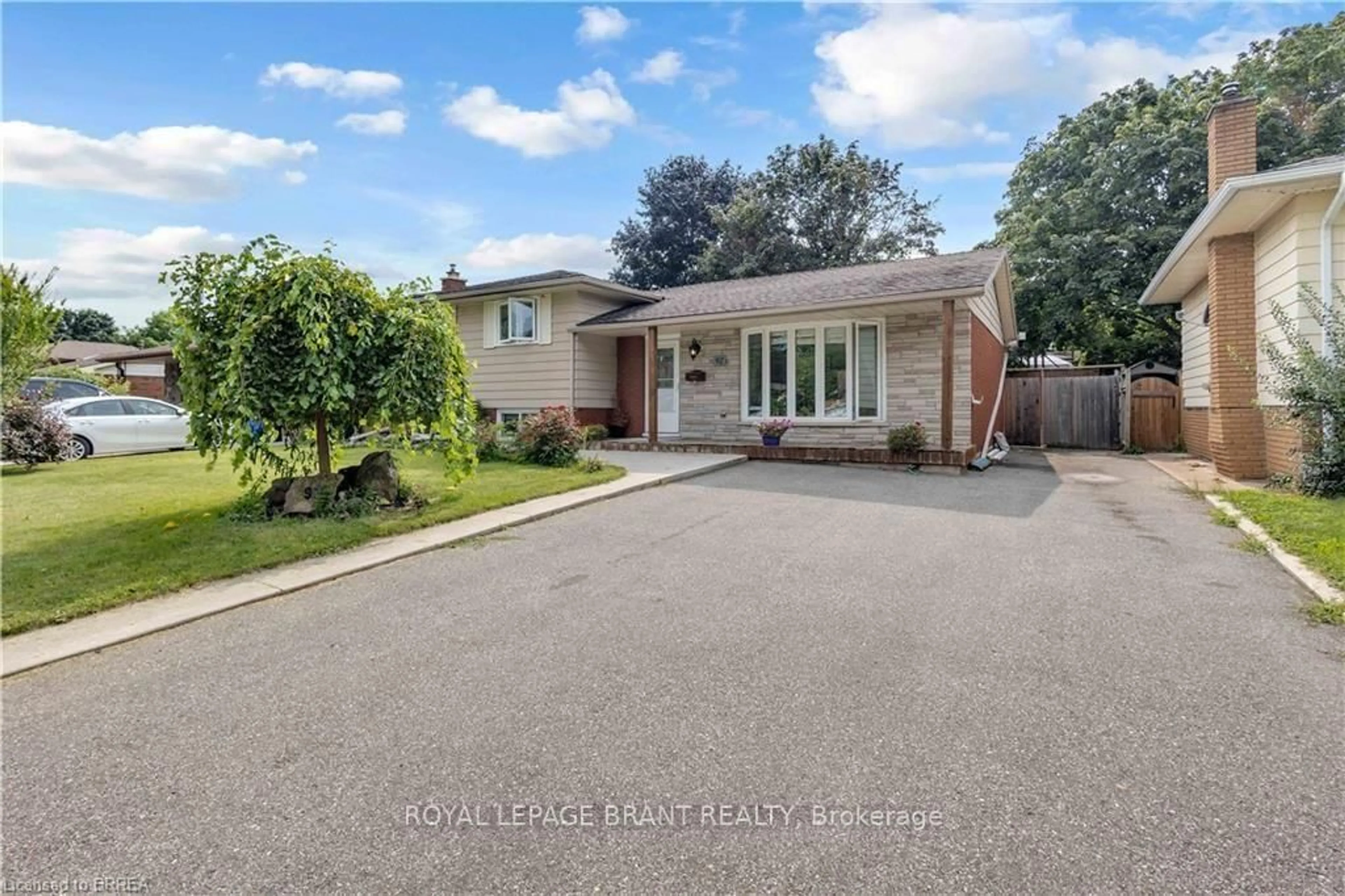 A pic from outside/outdoor area/front of a property/back of a property/a pic from drone, street for 92 Brier Park Rd, Brantford Ontario N3R 5T4