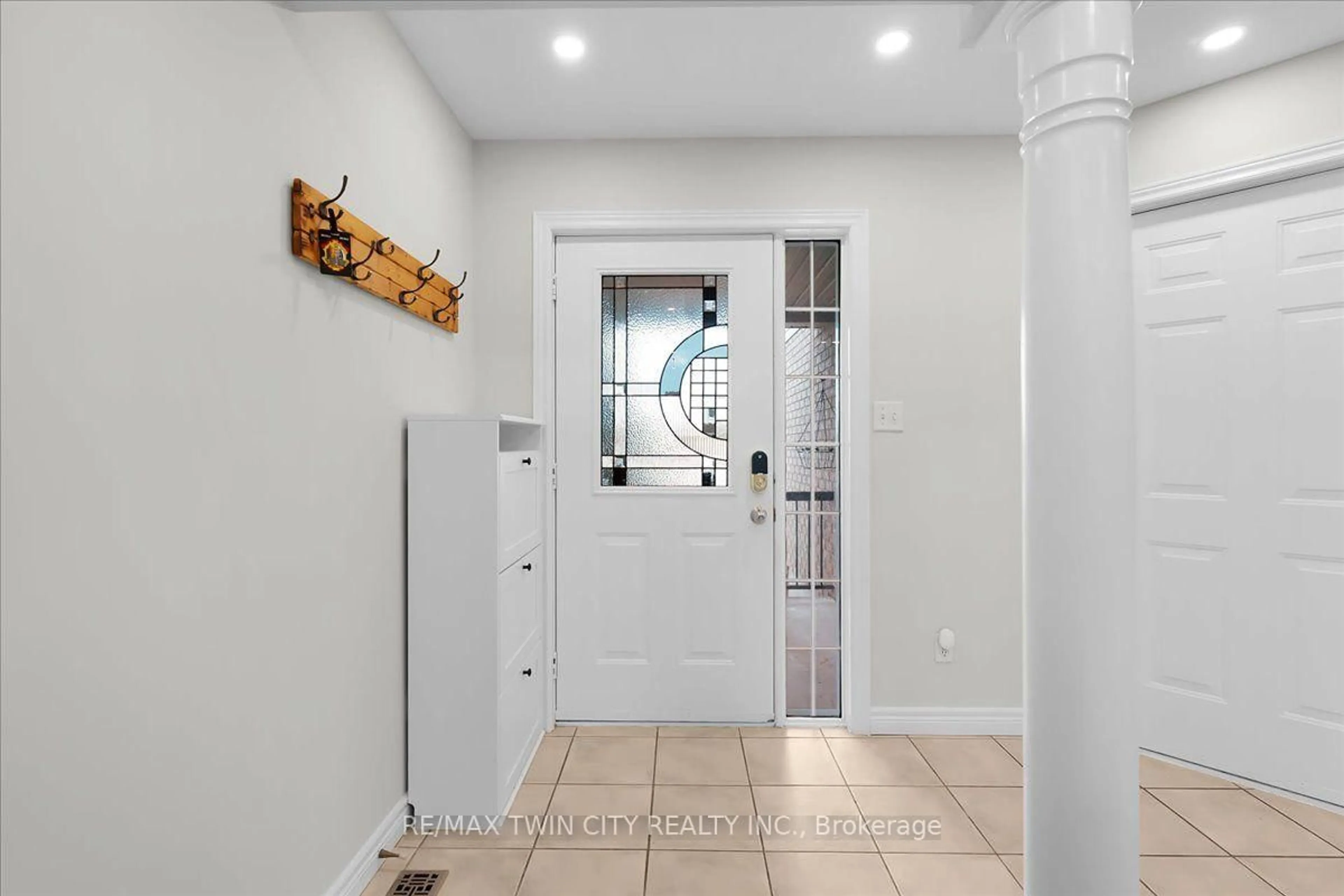 Indoor entryway for 3 Apple Ridge Dr, Kitchener Ontario N2P 2R8