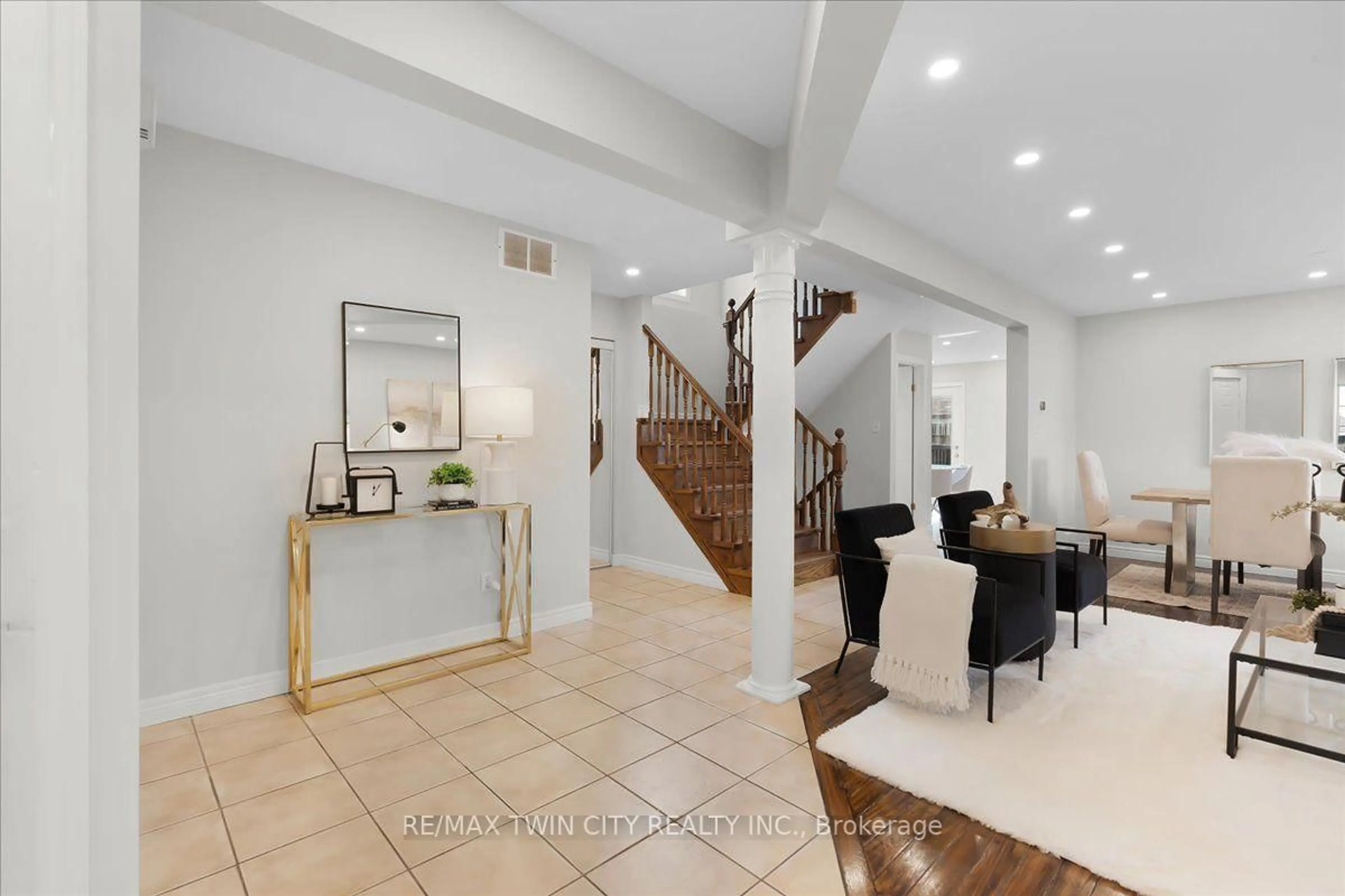 Indoor entryway for 3 Apple Ridge Dr, Kitchener Ontario N2P 2R8